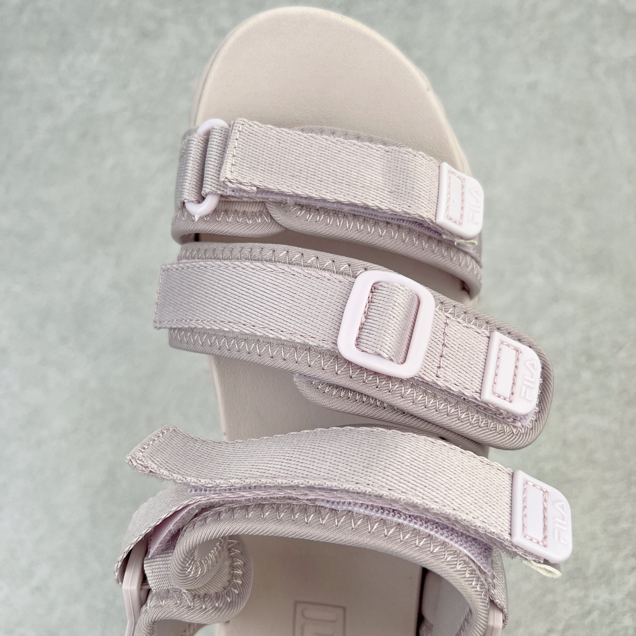 图片[4]-零售💰160 ＃夏日福利‼FILA Fluid Sandal 斐乐运动猫爪凉鞋2022夏季新款沙滩鞋 FUSION 系列传承了 FILA 的百年基因有融入年轻运动及潮流文化 成为引领变革、创新突破的一代 以“1+N” 的跨界合作模式重现经典的同时创造经典 带来最出其不意的跨界合作惊喜 同时FILAFUSION把FILA 的 DNA 融入到定制体验里 你可以随心制造厲于你的产品 FILA FUSION 的鞋家族涵盖了老爹鞋、跑步鞋、网球鞋、季节款 风格复古新潮 满足了时尚人士出行及各类运动的搭配需求 成为当下年轻人筷拥的鞋类品牌之一 FILA FUSION 走进年轻人的世界 通过年轻人运动 街舞 滑板 篮球 展现 FILA FUSION 的潮流态度和年轻文化 FILA FUSION 认为末来属于引领变革、创新突破的年轻一代 让我们一起构成 FILA 未来的蓝图吧 尺码对应库存‼️ 编码：by1936060-运动鞋