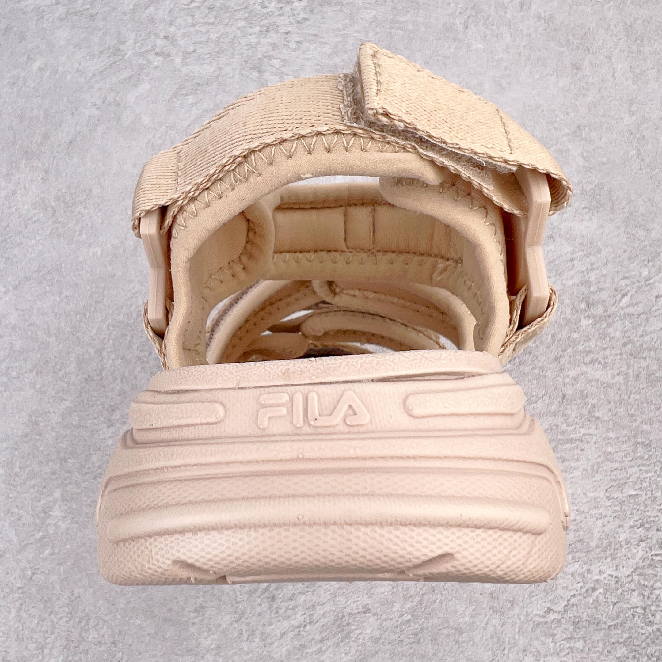 图片[8]-零售💰160 ＃夏日福利‼FILA Fluid Sandal 斐乐运动猫爪凉鞋2022夏季新款沙滩鞋 FUSION 系列传承了 FILA 的百年基因有融入年轻运动及潮流文化 成为引领变革、创新突破的一代 以“1+N” 的跨界合作模式重现经典的同时创造经典 带来最出其不意的跨界合作惊喜 同时FILAFUSION把FILA 的 DNA 融入到定制体验里 你可以随心制造厲于你的产品 FILA FUSION 的鞋家族涵盖了老爹鞋、跑步鞋、网球鞋、季节款 风格复古新潮 满足了时尚人士出行及各类运动的搭配需求 成为当下年轻人筷拥的鞋类品牌之一 FILA FUSION 走进年轻人的世界 通过年轻人运动 街舞 滑板 篮球 展现 FILA FUSION 的潮流态度和年轻文化 FILA FUSION 认为末来属于引领变革、创新突破的年轻一代 让我们一起构成 FILA 未来的蓝图吧 尺码对应库存‼️ 编码：by1936060-运动鞋