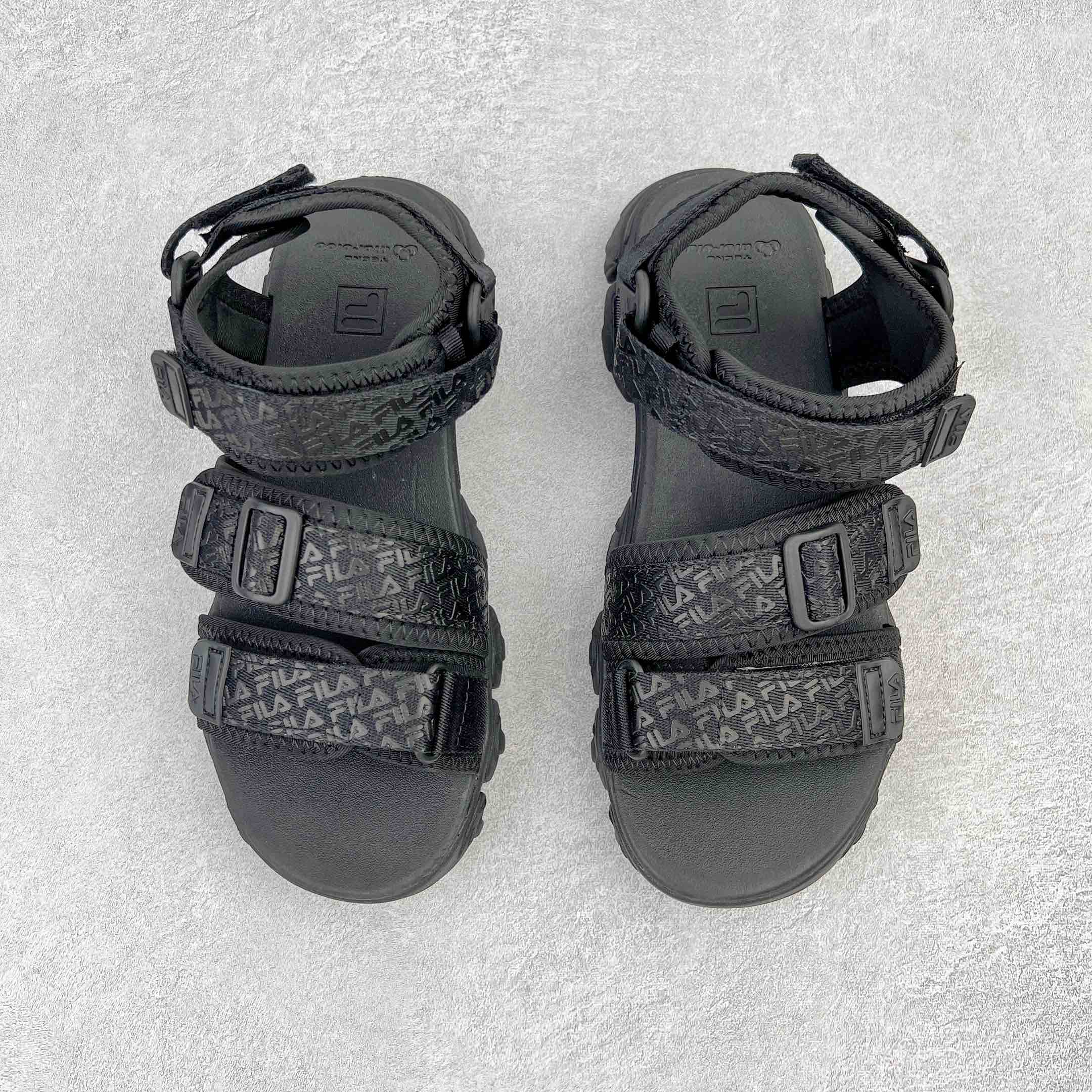 图片[2]-零售💰160 ＃夏日福利‼FILA Fluid Sandal 斐乐运动猫爪凉鞋2022夏季新款沙滩鞋 FUSION 系列传承了 FILA 的百年基因有融入年轻运动及潮流文化 成为引领变革、创新突破的一代 以“1+N” 的跨界合作模式重现经典的同时创造经典 带来最出其不意的跨界合作惊喜 同时FILAFUSION把FILA 的 DNA 融入到定制体验里 你可以随心制造厲于你的产品 FILA FUSION 的鞋家族涵盖了老爹鞋、跑步鞋、网球鞋、季节款 风格复古新潮 满足了时尚人士出行及各类运动的搭配需求 成为当下年轻人筷拥的鞋类品牌之一 FILA FUSION 走进年轻人的世界 通过年轻人运动 街舞 滑板 篮球 展现 FILA FUSION 的潮流态度和年轻文化 FILA FUSION 认为末来属于引领变革、创新突破的年轻一代 让我们一起构成 FILA 未来的蓝图吧 尺码对应库存‼️ 编码：by1936060-运动鞋