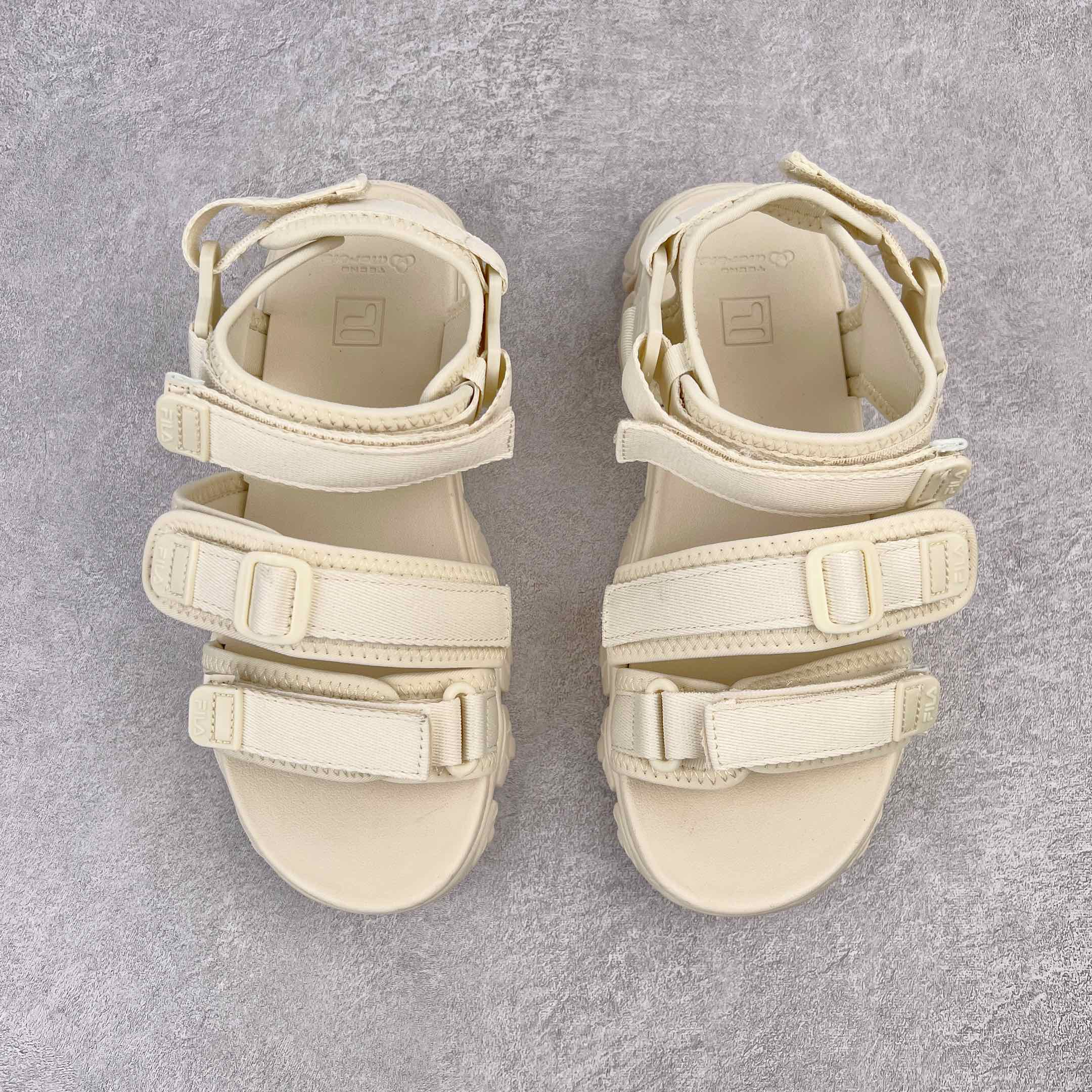 图片[2]-零售💰160 ＃夏日福利‼FILA Fluid Sandal 斐乐运动猫爪凉鞋2022夏季新款沙滩鞋 FUSION 系列传承了 FILA 的百年基因有融入年轻运动及潮流文化 成为引领变革、创新突破的一代 以“1+N” 的跨界合作模式重现经典的同时创造经典 带来最出其不意的跨界合作惊喜 同时FILAFUSION把FILA 的 DNA 融入到定制体验里 你可以随心制造厲于你的产品 FILA FUSION 的鞋家族涵盖了老爹鞋、跑步鞋、网球鞋、季节款 风格复古新潮 满足了时尚人士出行及各类运动的搭配需求 成为当下年轻人筷拥的鞋类品牌之一 FILA FUSION 走进年轻人的世界 通过年轻人运动 街舞 滑板 篮球 展现 FILA FUSION 的潮流态度和年轻文化 FILA FUSION 认为末来属于引领变革、创新突破的年轻一代 让我们一起构成 FILA 未来的蓝图吧 尺码对应库存‼️ 编码：by1936060-运动鞋