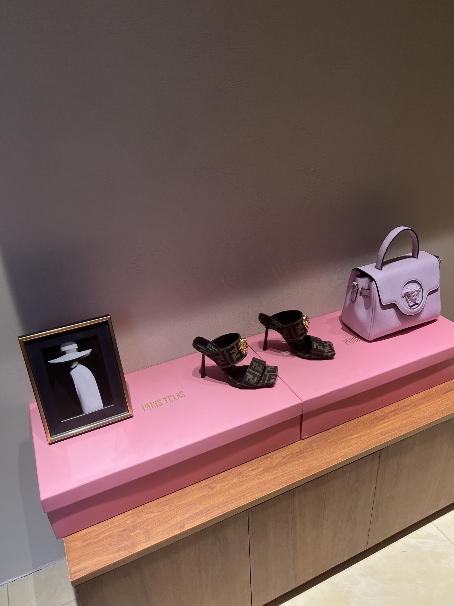 FENDI VERSACE Joint Series: Fashion Collaboration with Iconic Models and Classic Elements - 图片 1