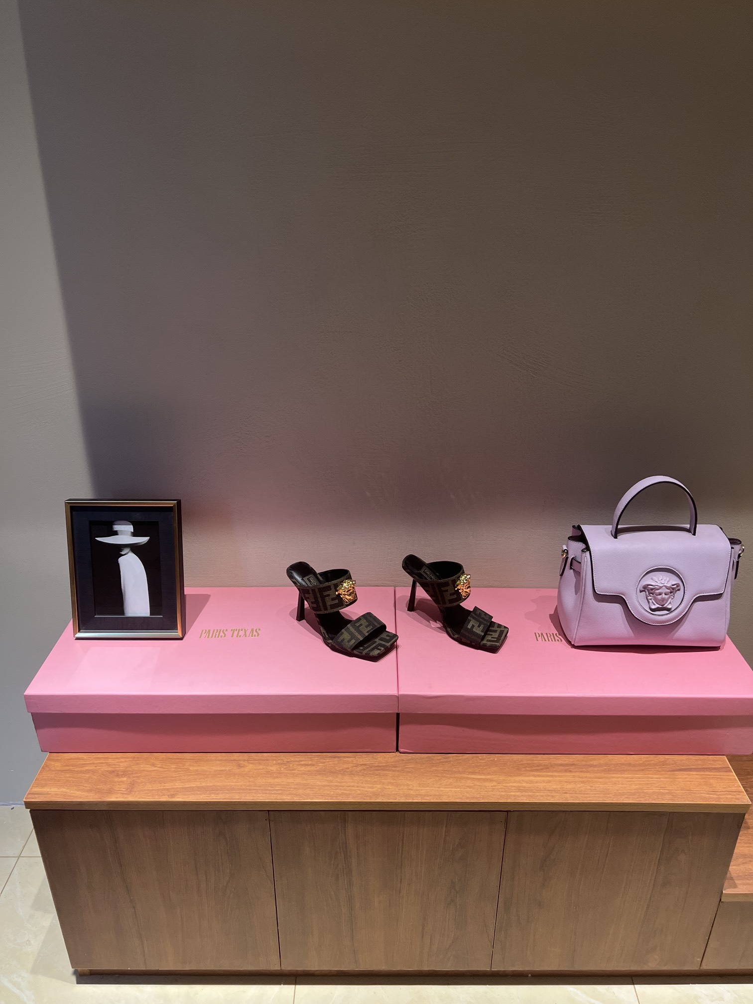 FENDI VERSACE Joint Series: Fashion Collaboration with Iconic Models and Classic Elements - 图片 2