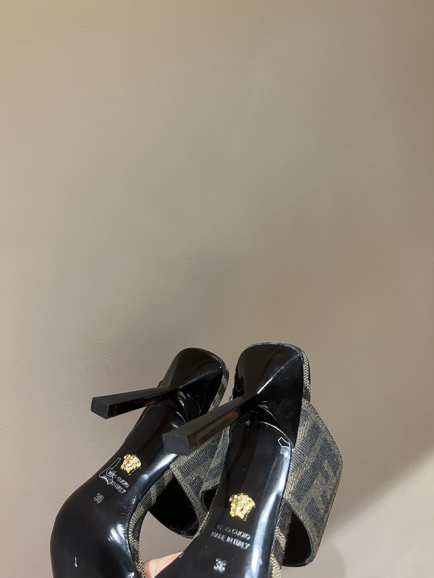 FENDI VERSACE Joint Series: Fashion Collaboration with Iconic Models and Classic Elements - 图片 9