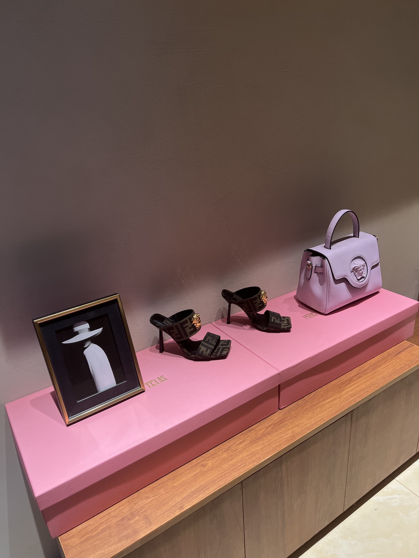 FENDI VERSACE Joint Series: Fashion Collaboration with Iconic Models and Classic Elements - 图片 4