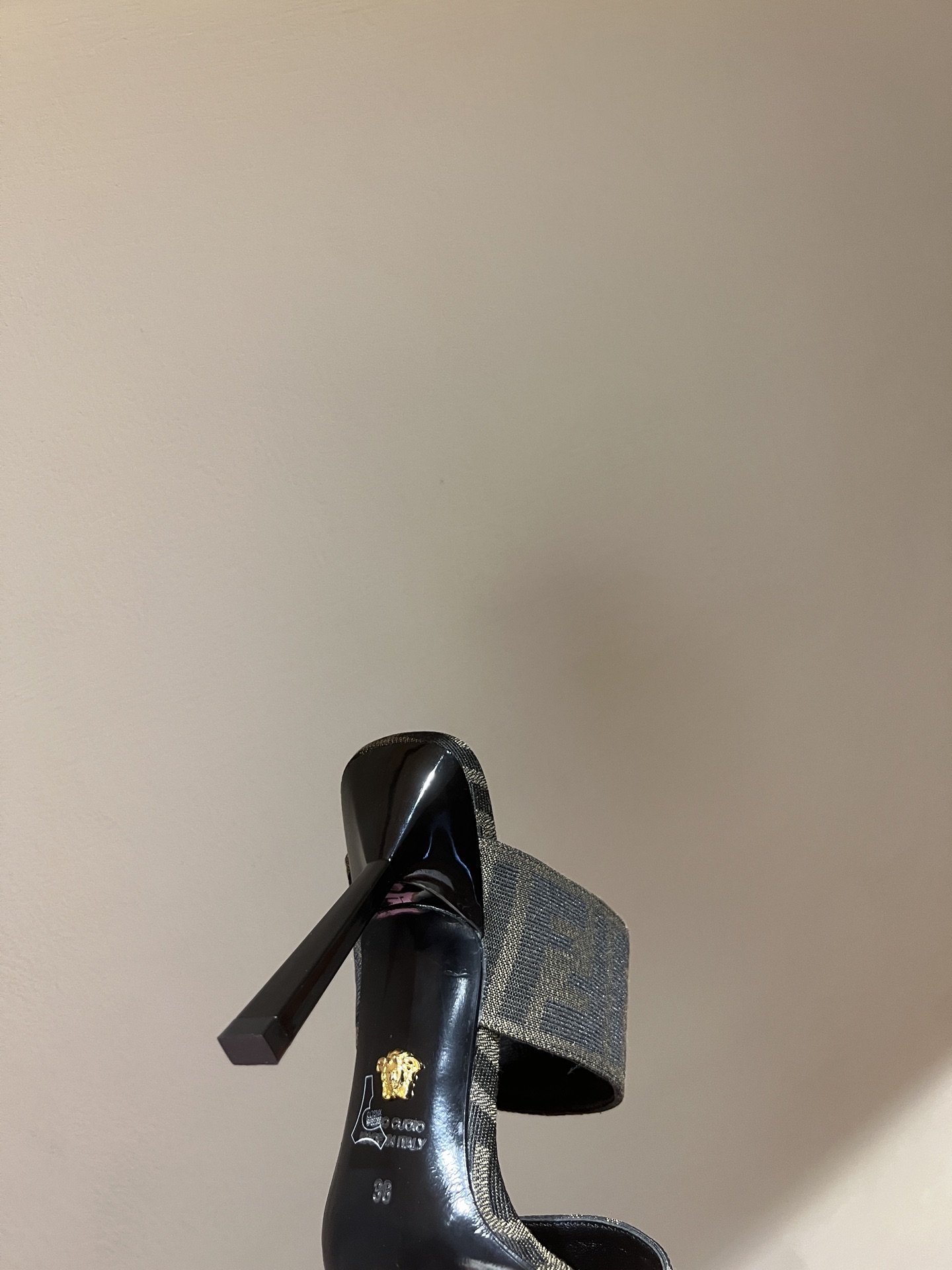 FENDI VERSACE Joint Series: Fashion Collaboration with Iconic Models and Classic Elements - 图片 8