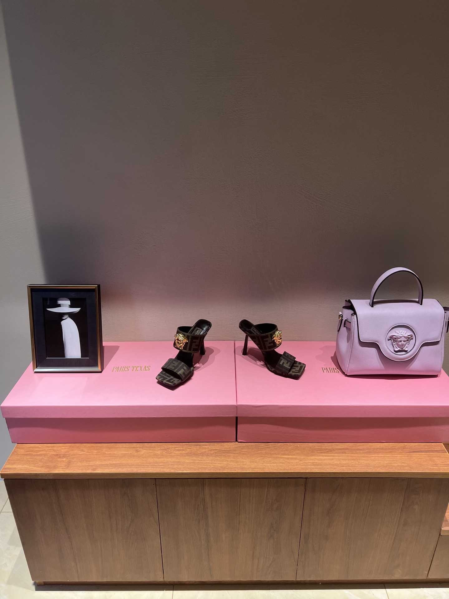 FENDI VERSACE Joint Series: Fashion Collaboration with Iconic Models and Classic Elements - 图片 3