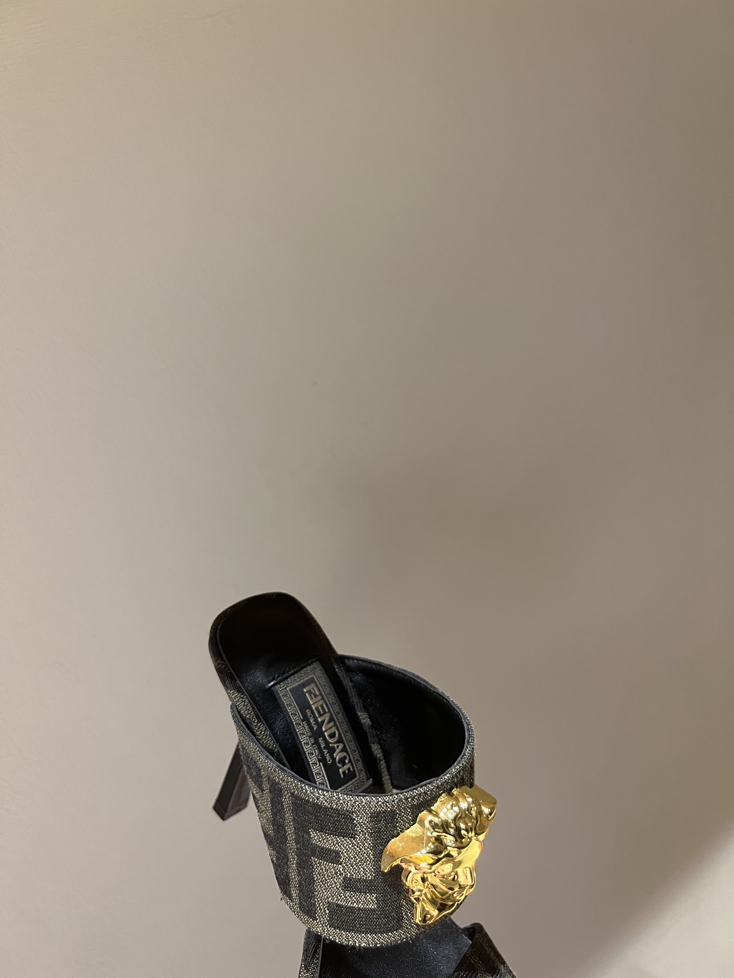 FENDI VERSACE Joint Series: Fashion Collaboration with Iconic Models and Classic Elements - 图片 7