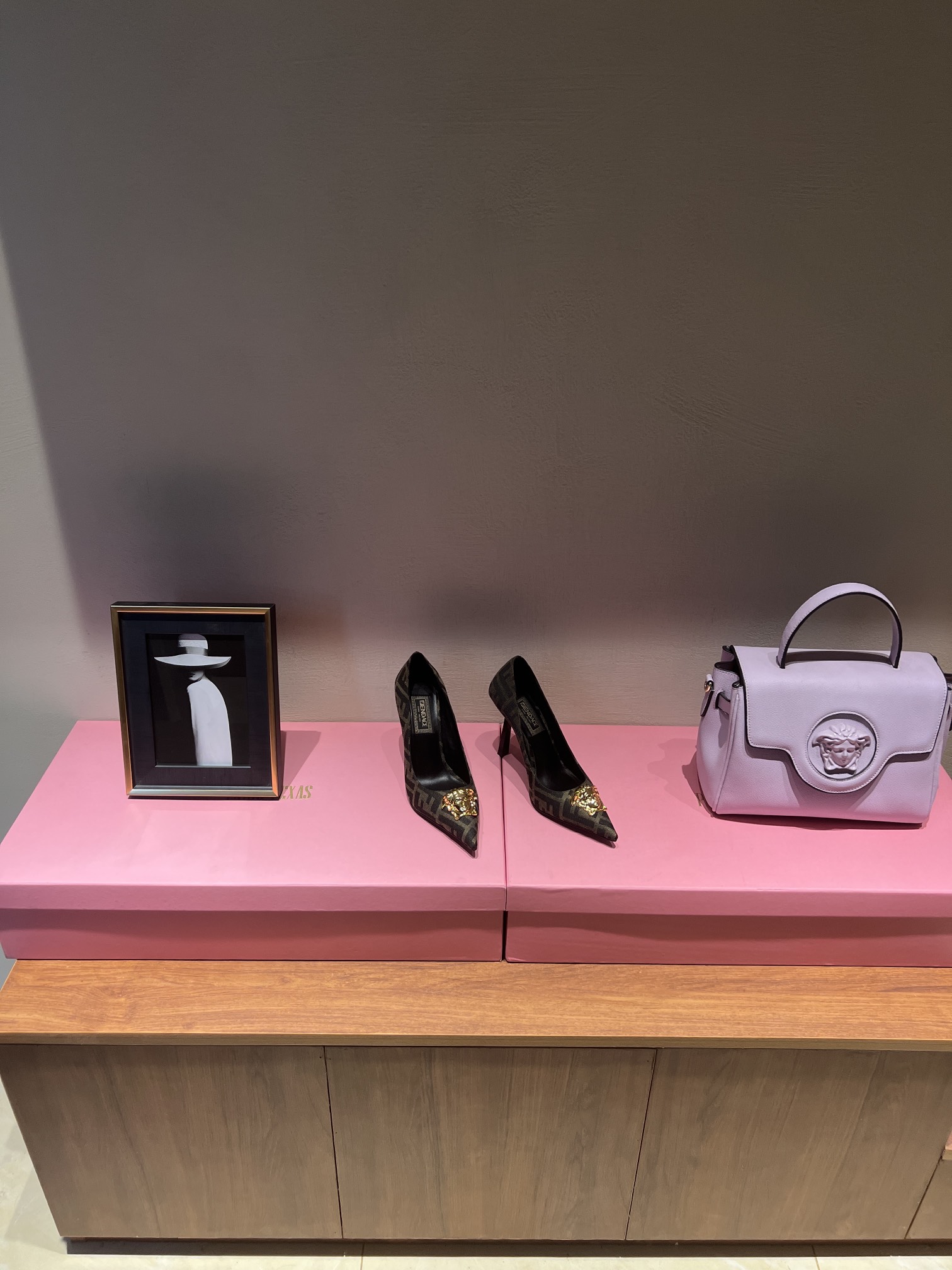 Top Edition 700: FENDI VERSACE Designer Collaboration Showcases 90s Inspired Collection - 图片 2