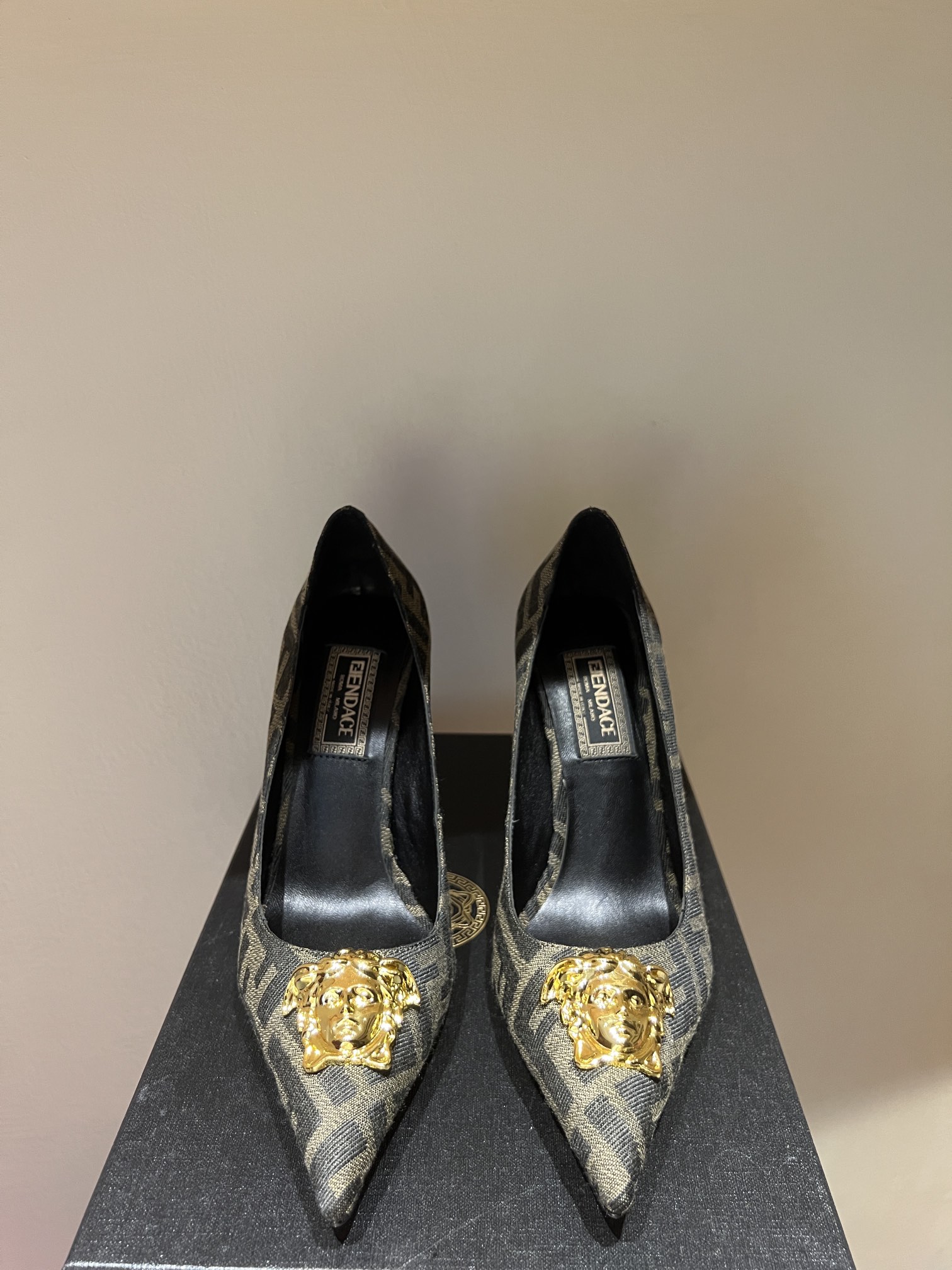 Top Edition 700: FENDI VERSACE Designer Collaboration Showcases 90s Inspired Collection - 图片 8