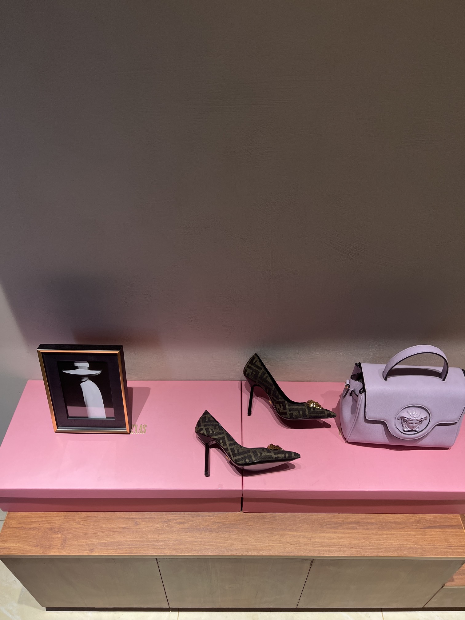 Top Edition 700: FENDI VERSACE Designer Collaboration Showcases 90s Inspired Collection - 图片 4