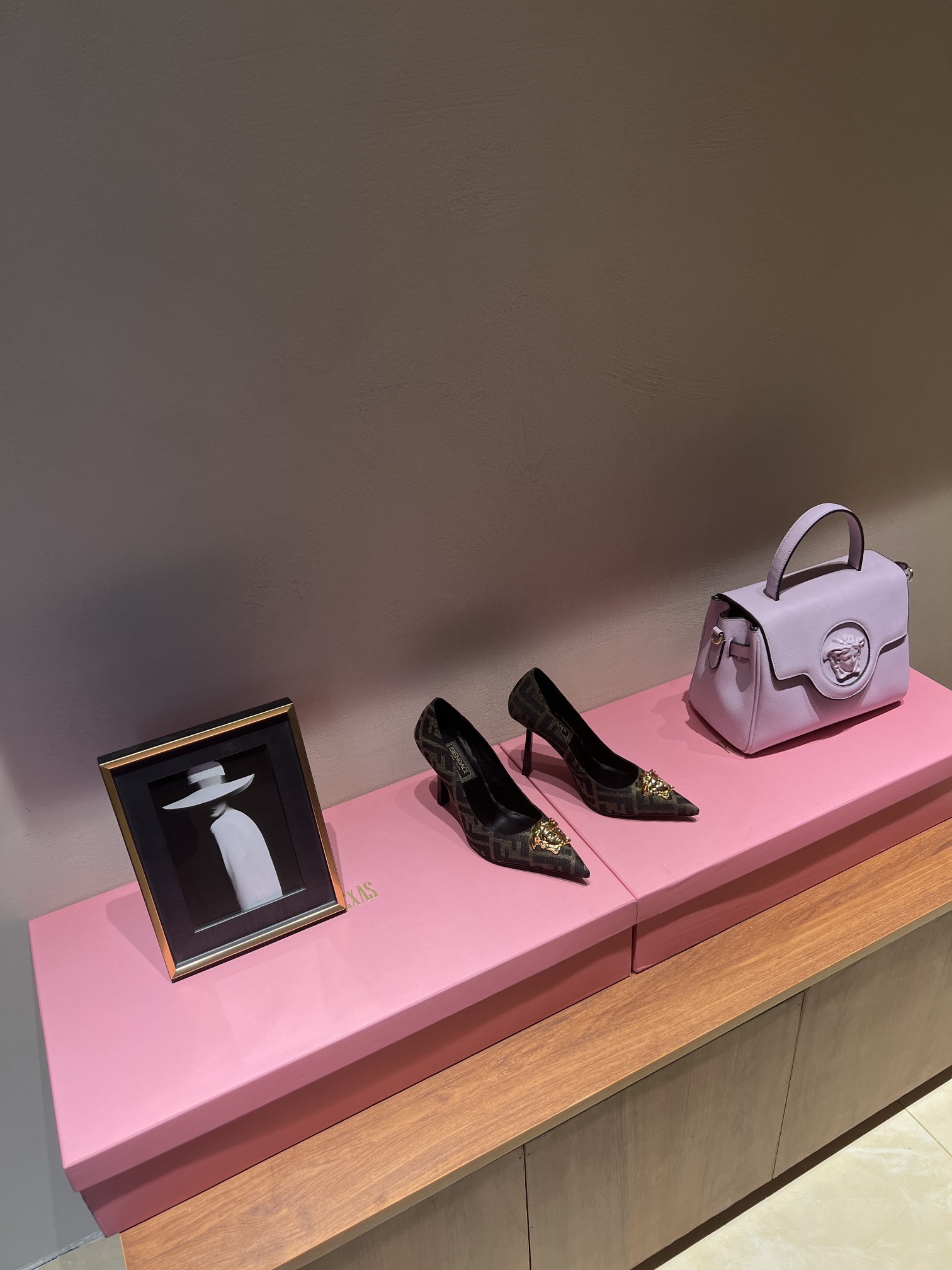 Top Edition 700: FENDI VERSACE Designer Collaboration Showcases 90s Inspired Collection - 图片 1