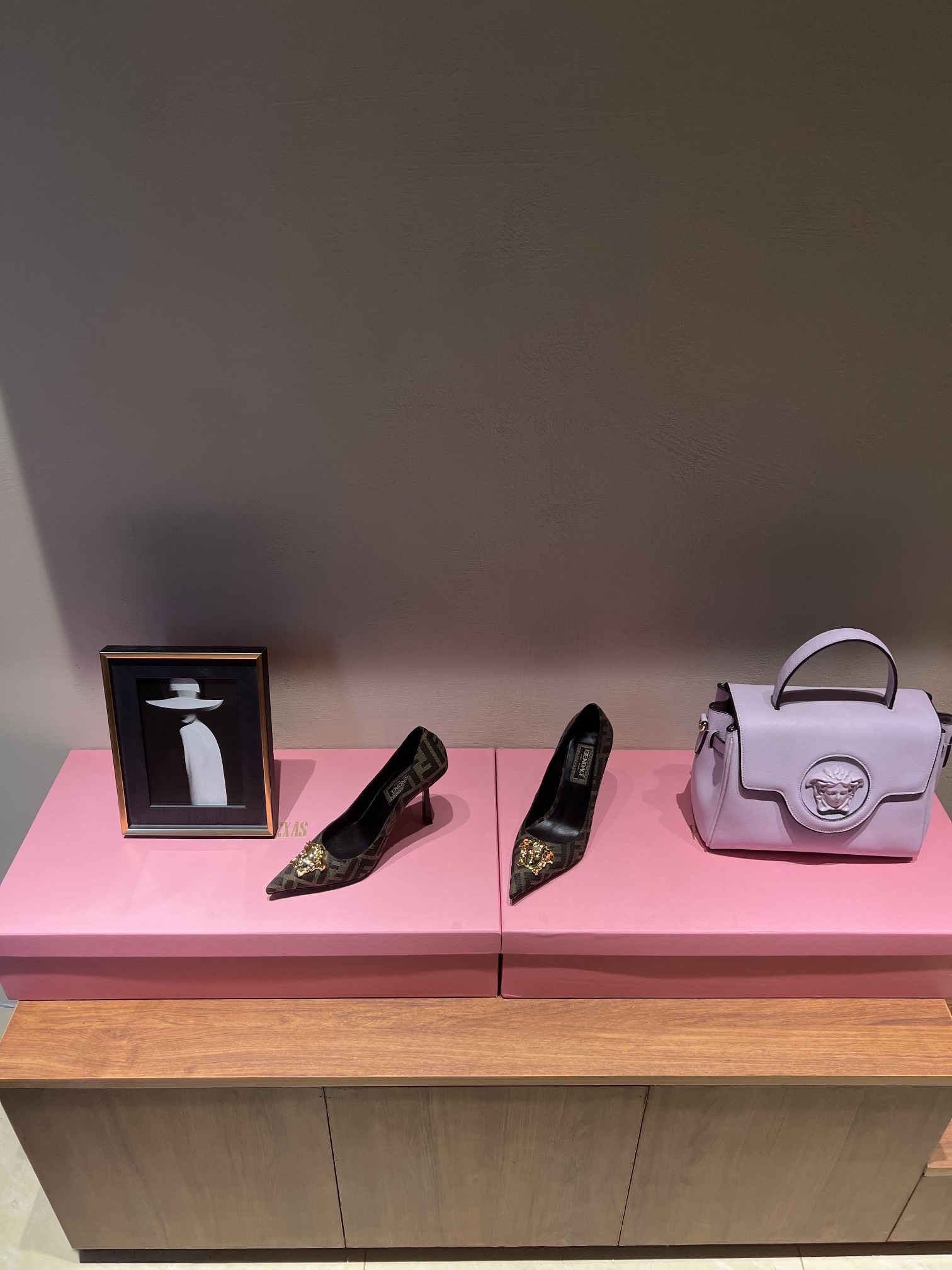 Top Edition 700: FENDI VERSACE Designer Collaboration Showcases 90s Inspired Collection - 图片 3