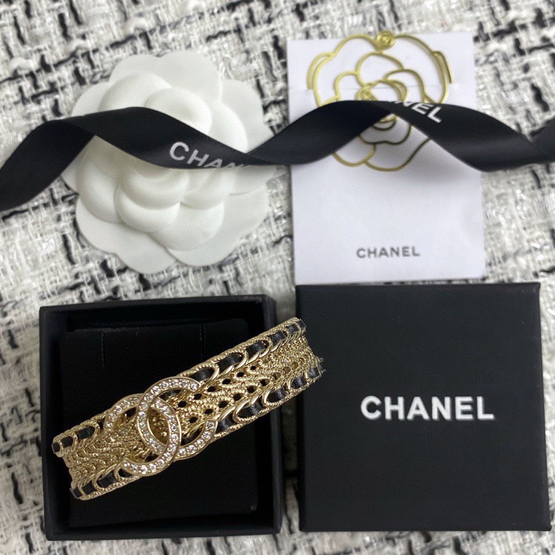 NO:103791,Must-buy 22p new double C black leather bracelet with light gold as the main color, everyday and versatile, retro modern lady style, minimalist and exquisite, whoever wears it looks good, the series is super worth buying, buy yb to develop customization, consistent brass gold-plated material, Chanel bracelet, chanel, bracelet, gold plating19860909爆款必买 22p新款双c黑色穿皮手镯 以浅金色为主色调 日常超百搭不挑人 复古摩登大小姐风格 极简又精致 谁戴谁好看系列超级值得入手 购买yb开发定制 一致黄铜镀金材质,香奈儿手镯,chanel,bracelet,gold plating,Jewelry