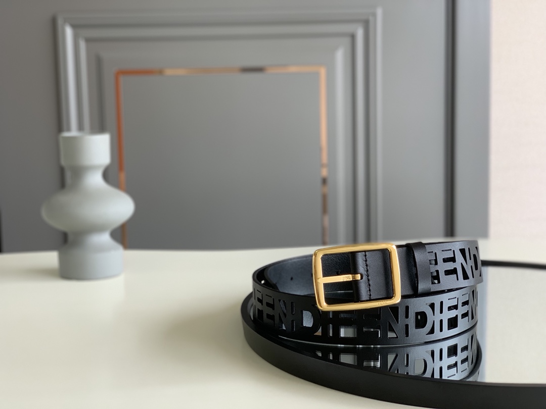Fendi 五金做工精细 线条流畅 表面光滑 𝐙𝐏电镀工艺 香港通关【𝐇𝐀𝐀𝐒】 进口皮料