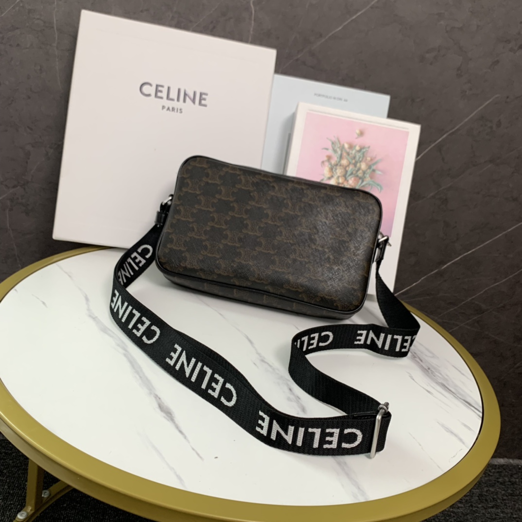 logo print medium messenger bag
TRIOMPHE CANVAS logo print, cow leather binding
Textile fabric lining
Silver metal finish
Crossbody and shoulder carry
Zipper lock
Internal flat pocket
Size: 23x14.5x4 (with original packaging)
Style number: 197202 flower material/g