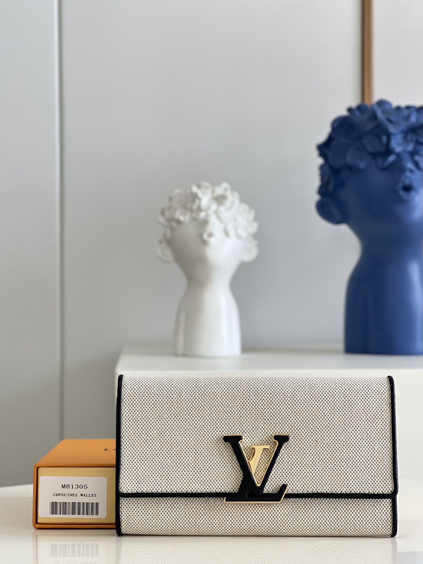 NO:398874,【Exclusive real photo M81305】This model uses soft Taurillon leather, and the LV trademark is wrapped in leather. This elegant wallet design is inspired by Capucines' signature design streamlined. It feels good and has strong practicality, enough for you to put in all daily small items. Size 20 x 11 cm (length x height). V.,LV [original leather],louis vuitton19860909【独家实拍M81305】此款采用柔软的Taurillon皮质,LV商标以皮革包裹,这款优雅的钱夹设计灵感来自于Capucines标志性的设计流线.手感好且实用性强,足够让您放入所有的日常小物件 尺寸20 x 11 cm (长 x 高). V.,LV【原厂皮】,louis vuitton,Bag