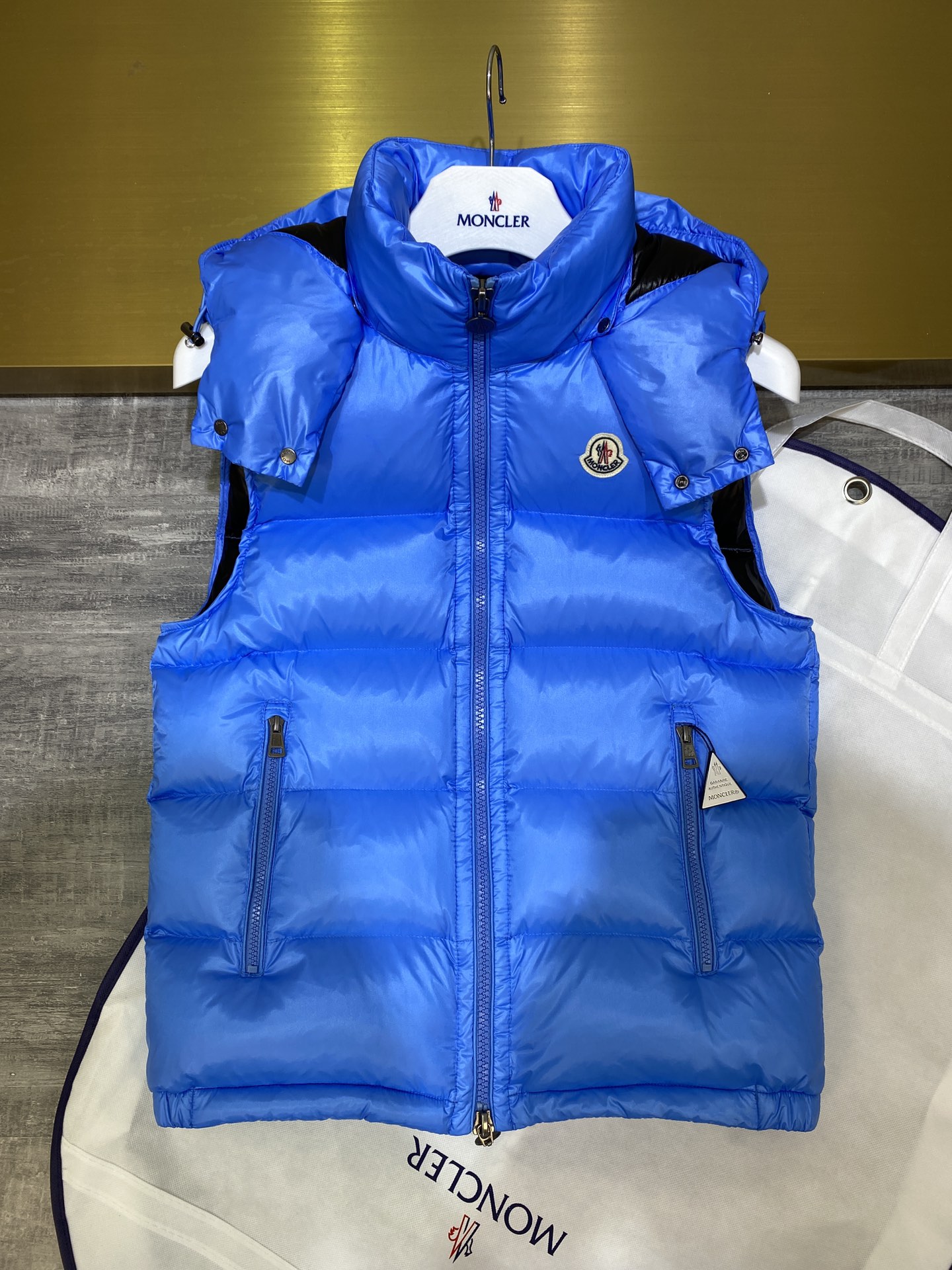 Moncler AAAA
 ملابس فيست أسود . بلو غراي وردة أصفر نايلون aa000158