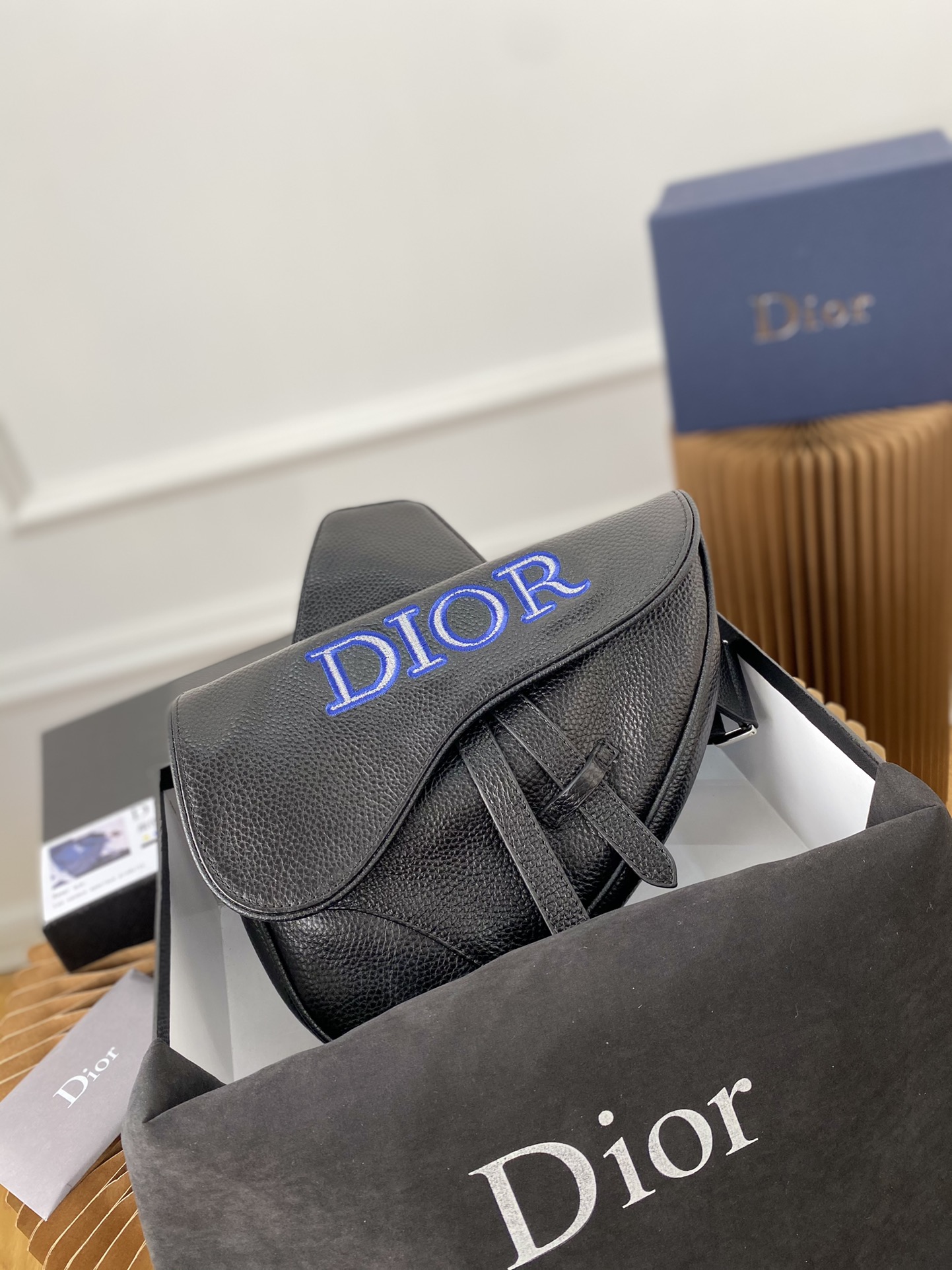 K0  Dior  迪奥  牛皮版 经典 Saddle Oblique 刺绣马鞍包 斜挎胸包 单肩背包 明星单品 采用精湛镶嵌细工，经典百搭 实物拍摄 原厂原版面料 配送小票防尘袋 礼盒 26 x 19 cm。