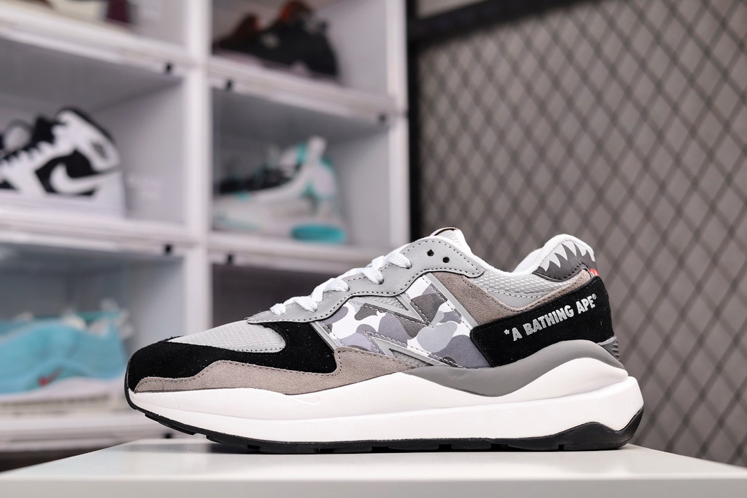 G5 New Balance NB5740系列复古休闲慢跑鞋 “迷彩猿人头”以1988年首度面世的经典574作为设计蓝本，保留574简约易衬的 G5 s鞋型轮廓，同时再加以向90年代特立独行的抢眼美学致敬。凭借多种严选的优质素材重塑出让人耳目一新又充满层次感的革新中低结构。另一方面，为呼应90年代的巨大化潮流，鞋侧也点题采用了相应的巨大化N字Logo，并且加上反光细节点缀，再结合同样启发自574并经过改良的抓地鞋底，可谓集结两大年代的注目设计元素TD