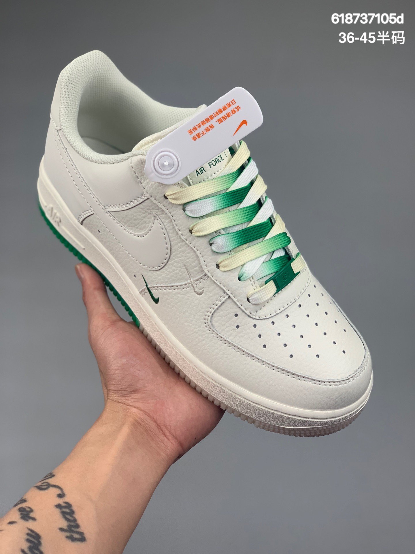 本地
海外限量发售 公司级 Nike Air Force 1 Low ’07 “米白绿”波士顿城市限定低帮空军一号休闲板鞋 定制头成皮料 3M反光 原楦原纸板 水晶双色大底 纯正版型 内置全掌气垫。 货号：BO6638-160
码数：36 36.5 37.5 38 38.5 39 40 40.5 41 42 42.5 43 44 45
编码：618737105d