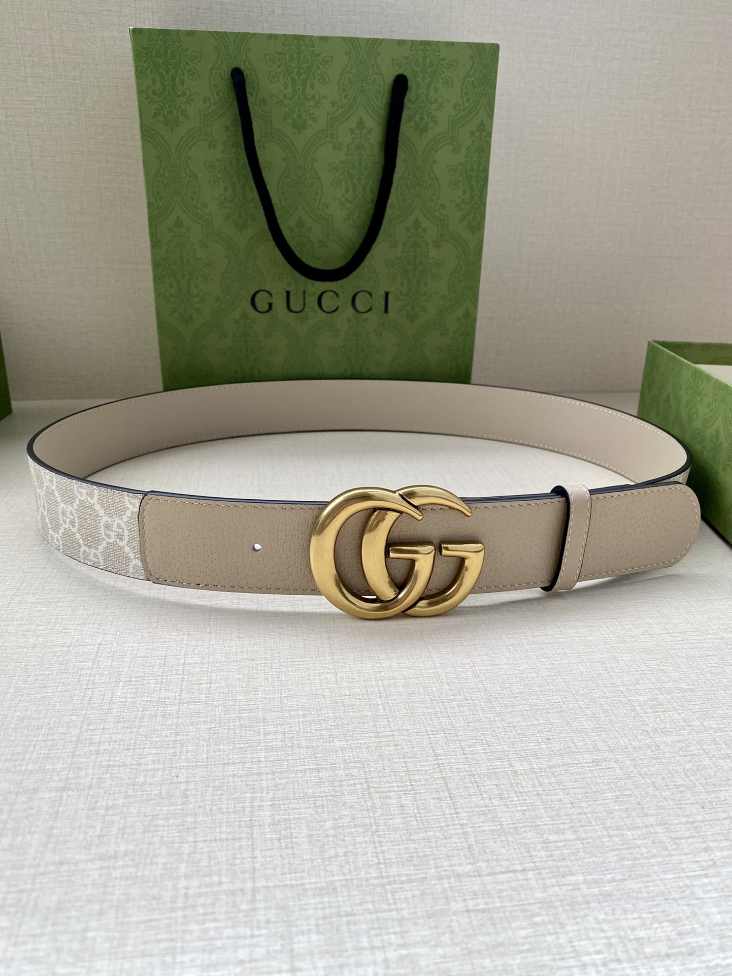 宽度4.0 cm GG Marmont系列每一季都会推陈出新原版GG6.0cm钢扣配件注入现代精髓头层牛皮腰带