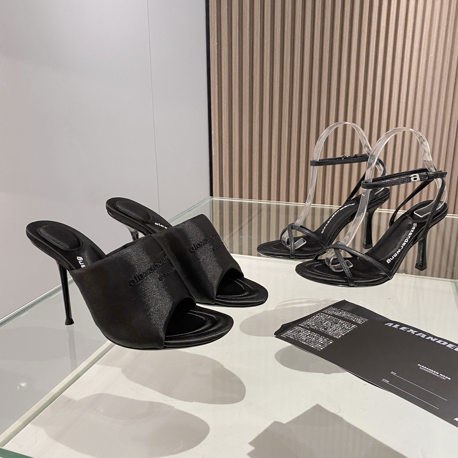 NO:236828,AW new full-diamond fish mouth high heel slippers, imported fabric Lycra   embroidered logo, imported lilac fabric, foot pad Lycra fabric, concave and concave massage foot pads, no matter how far you walk, the original high density leather outsole, 10.5 cm high heels, 35-39 sizes (40, 41, 42, 43 customized) Price with original full package, high heels, slippers, Leather soles19860909AW新款满钻鱼嘴高跟拖鞋,面料进口莱卡＋刺绣Logo,内里进口莱卡布料,垫脚莱卡布料,凹凸有致的按摩垫脚,走多少路都不累脚. 原版高密度真皮大底 跟高10.5公分 码数35-39码（40,41,42,43订做） Price 配原版全套包装,高跟鞋,high heels,slippers,Leather soles,Women's Shoes