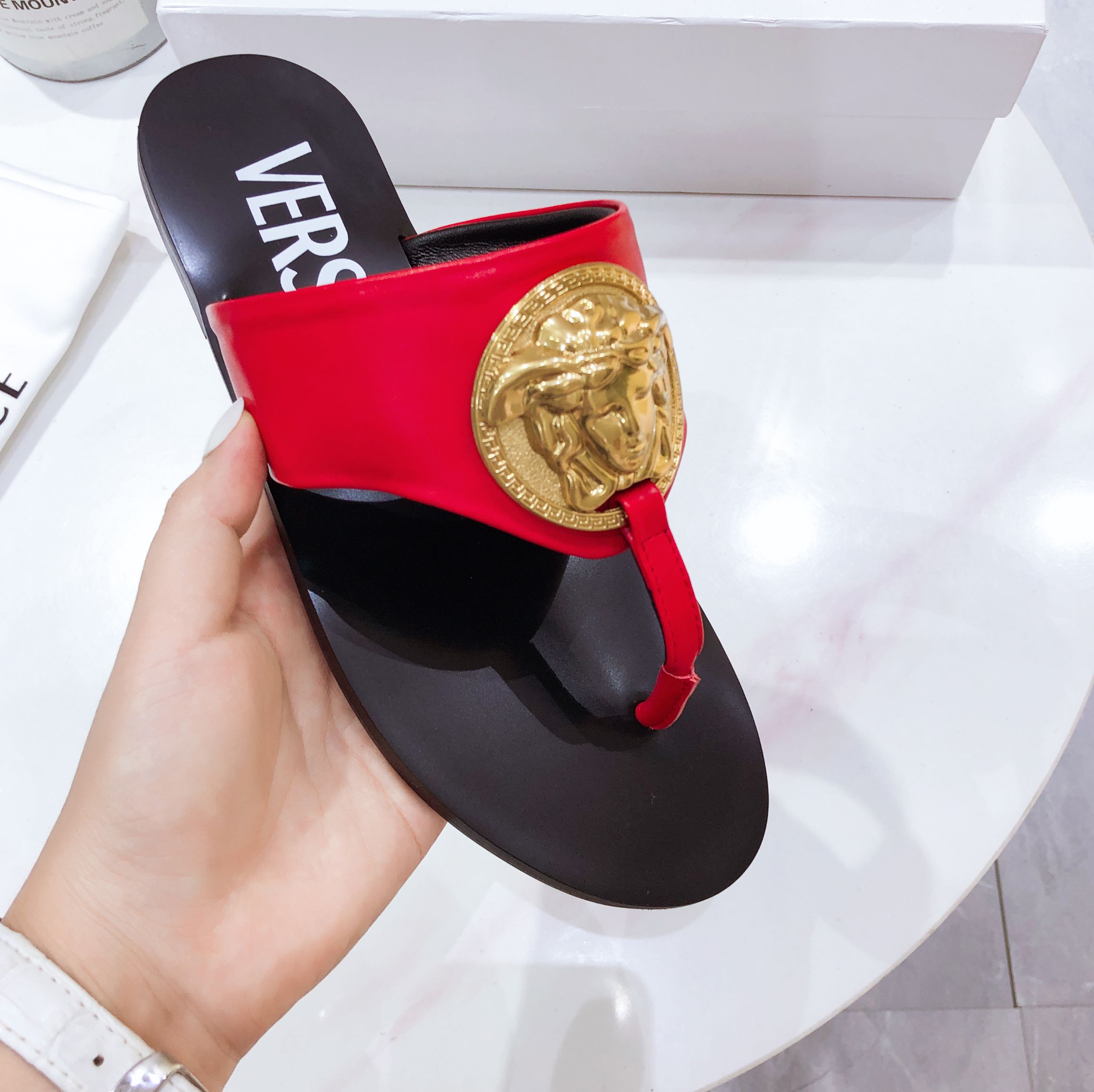 NO:231010,20612-10 VERSACE Fan Shizhe's latest flat-sole clamp-tool, hardware buckle one to one open mold, synonymous with comfortable and tall clothes, 6-color counter synchronization, red, black, apricot, beige, pink, green, yellow, 35-43, 44.45 customized non-return and exchange,: rubber sole rice, double-layer leather sole (custom-made non-return and exchange) rice, split-toe shoes, versace1986090920612一10 VERSACE范师哲最新款平底夹拖,五金饰扣一比一开模,穿着舒适、高大尚的代名词,6色专柜同步,红色,黑色,杏色,米白色,粉红色,绿色,黄色,码数35-43,44.45订做不退换,:橡胶底米,双层皮底（定做不退换）米,分趾鞋,versace,Women's Shoes