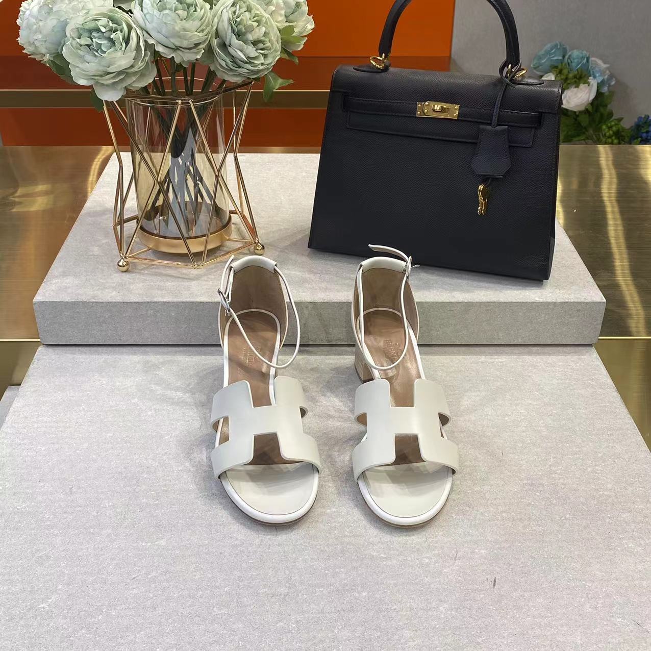 NO:263580,The most popular H high heel sandals are available for ordering. The colors are black, white, golden brown. Heel height is 5cm, size 34-41), 34.40.41, no return and exchange) Production cycle) H home new style, Encens50 sandals,. It uses imported calfskin as the upper, which is durable, and the H-shaped upper design is very classic, fashionable and eternal. The original imported A-class leather outsole from Italy. The plated shoe buckle design is added to make the shoes more high-end and the shape is more fashionable and versatile. The foot pads of imported goatskin make the shoes feel more comfortable. It is really an indispensable item this summer, sandals, sandals, cowhide, sheepskin, Leather soles19860909最火爆的H高跟凉鞋开订了 颜色黑色,白色,金棕. 跟高5cm 码数34-41）,34.40.41不退换） 制作周期） H家新款上新拉,Encens50凉鞋,.采用进口小牛皮做鞋面,经久耐穿,H形的鞋面设计非常的经典,时尚,永恒. 意大利原厂进口A级真皮大底.加入了镀把鞋扣设计,让鞋子更有高级感,造型更加时髦百搭. 进口山羊皮的垫脚让鞋子脚感更加舒适.真的是这个夏天必不可少的爆单单品,凉鞋,sandals,cowhide,sheepskin,Leather soles,Women's Shoes