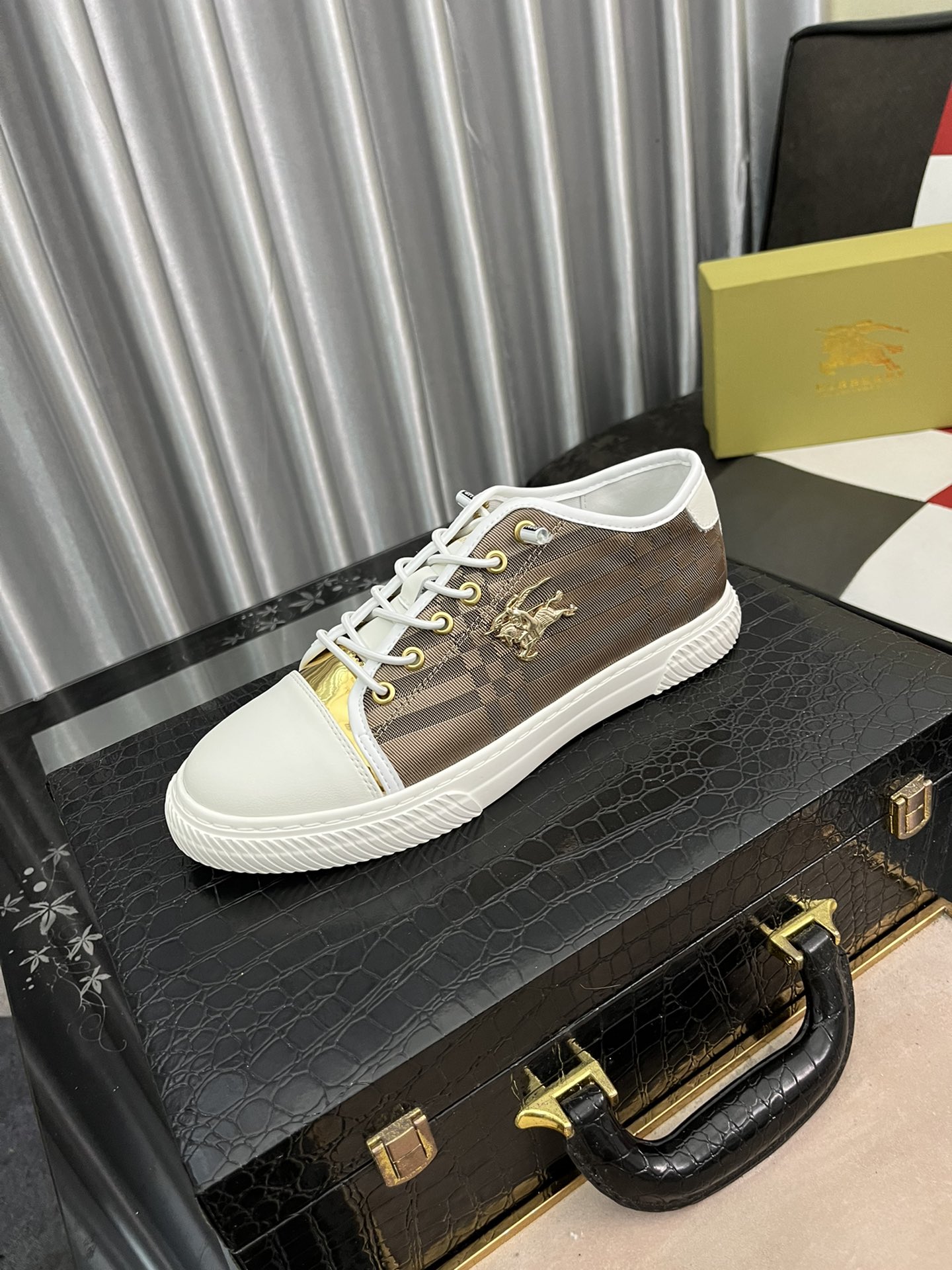 I0   Burberry 巴宝莉  最 2022精心打造，引爆全场不断创新的国际品牌 此款男士运动休闲鞋，原版版本，专柜一比一皮面材质，皮垫脚➕橡胶防滑大底，透气舒适以质量说话