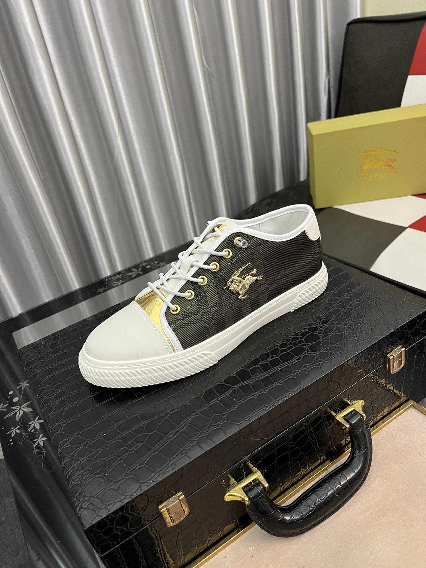 I0   Burberry 巴宝莉  最 2022精心打造，引爆全场不断创新的国际品牌 此款男士运动休闲鞋，原版版本，专柜一比一皮面材质，皮垫脚➕橡胶防滑大底，透气舒适以质量说话