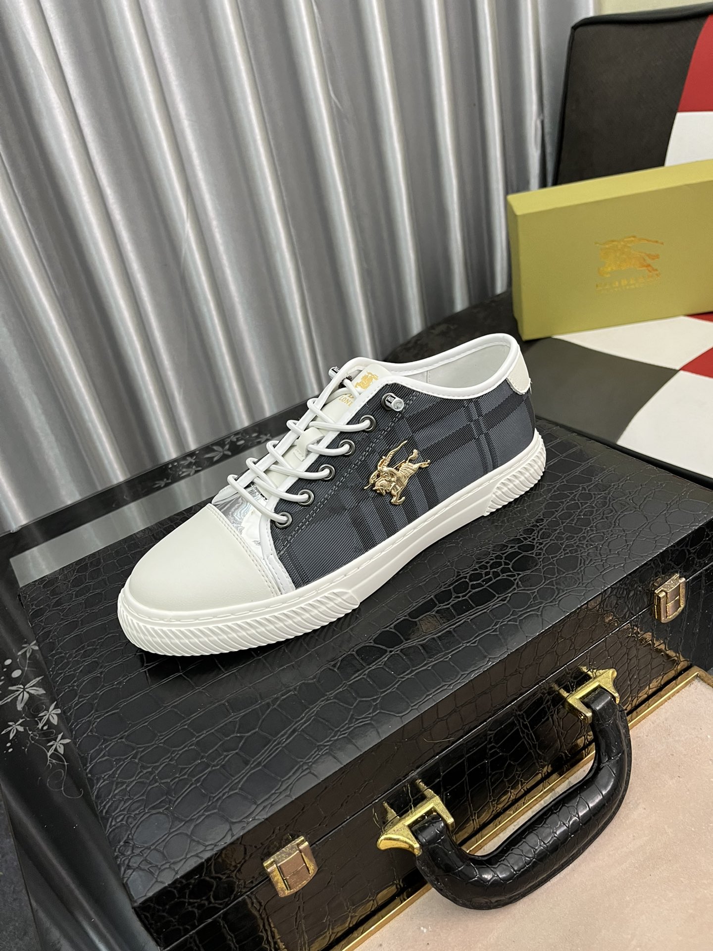 I0   Burberry 巴宝莉  最 2022精心打造，引爆全场不断创新的国际品牌 此款男士运动休闲鞋，原版版本，专柜一比一皮面材质，皮垫脚➕橡胶防滑大底，透气舒适以质量说话