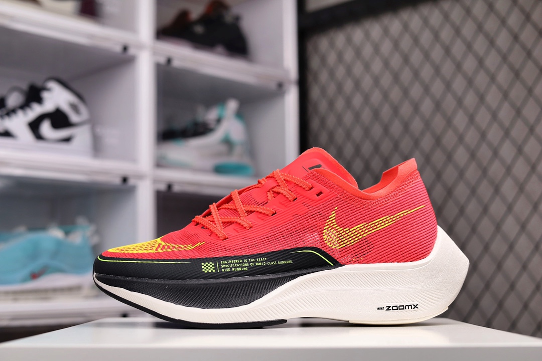 H0 NK ZoomX Vaporfly Next% 马拉松跑步鞋二代 鞋面使用了全新 Vaporweave 科技，这种类似蝉翼的材质相比 Flyknit 更加轻薄透气，非对称的鞋带系统和泡棉护垫的加入令舒适度更高，采用醒目的绿色作为主色调，鞋头辅以超大的 Swoosh 点缀，再配上流线型外观设计