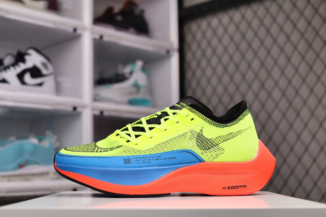 H0 NK ZoomX Vaporfly Next% 马拉松跑步鞋二代 鞋面使用了全新 Vaporweave 科技，这种类似蝉翼的材质相比 Flyknit 更加轻薄透气，非对称的鞋带系统和泡棉护垫的加入令舒适度更高，采用醒目的绿色作为主色调，鞋头辅以超大的 Swoosh 点缀，再配上流线型外观设计