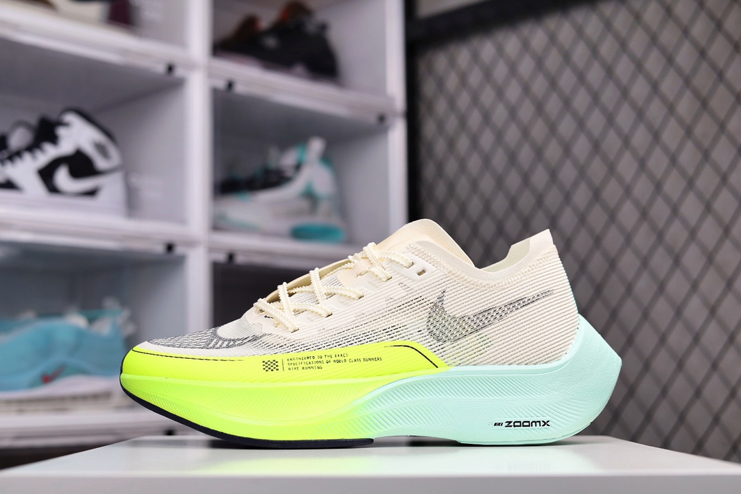 H0 NK ZoomX Vaporfly Next% 马拉松跑步鞋二代 鞋面使用了全新 Vaporweave 科技，这种类似蝉翼的材质相比 Flyknit 更加轻薄透气，非对称的鞋带系统和泡棉护垫的加入令舒适度更高，采用醒目的绿色作为主色调，鞋头辅以超大的 Swoosh 点缀，再配上流线型外观设计