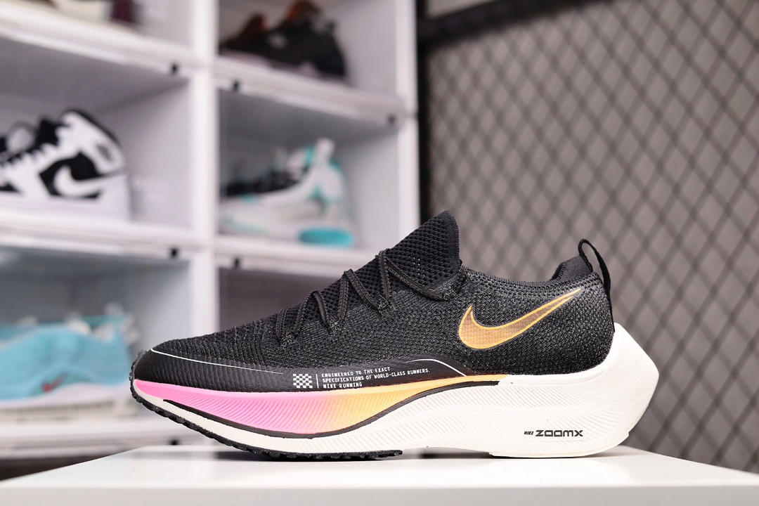 H0 NK ZoomX Vaporfly NEXT% 最强跑鞋 纯原公司级马拉松4代 这款新一代最强跑鞋在鞋面和鞋底都进行了全方位升级。鞋面使用了全新 Vaporweave 科技，这种类似蝉翼的材质相比 Flyknit 更加轻薄透气，更重要的是避免了鞋面吸收汗水和雨水，中底方面，除了延续全掌铲型碳板，中底 ZoomX 泡棉增容 15% 之多，形态上与 Vaporfly Elite 更为相似，但重量并没有增加