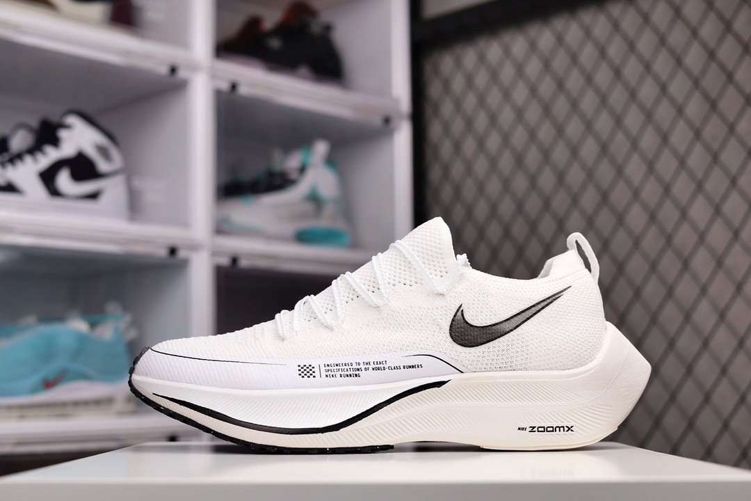 H0 NK ZoomX Vaporfly NEXT% 最强跑鞋 纯原公司级马拉松4代 这款新一代最强跑鞋在鞋面和鞋底都进行了全方位升级。鞋面使用了全新 Vaporweave 科技，这种类似蝉翼的材质相比 Flyknit 更加轻薄透气，更重要的是避免了鞋面吸收汗水和雨水，中底方面，除了延续全掌铲型碳板，中底 ZoomX 泡棉增容 15% 之多，形态上与 Vaporfly Elite 更为相似，但重量并没有增加