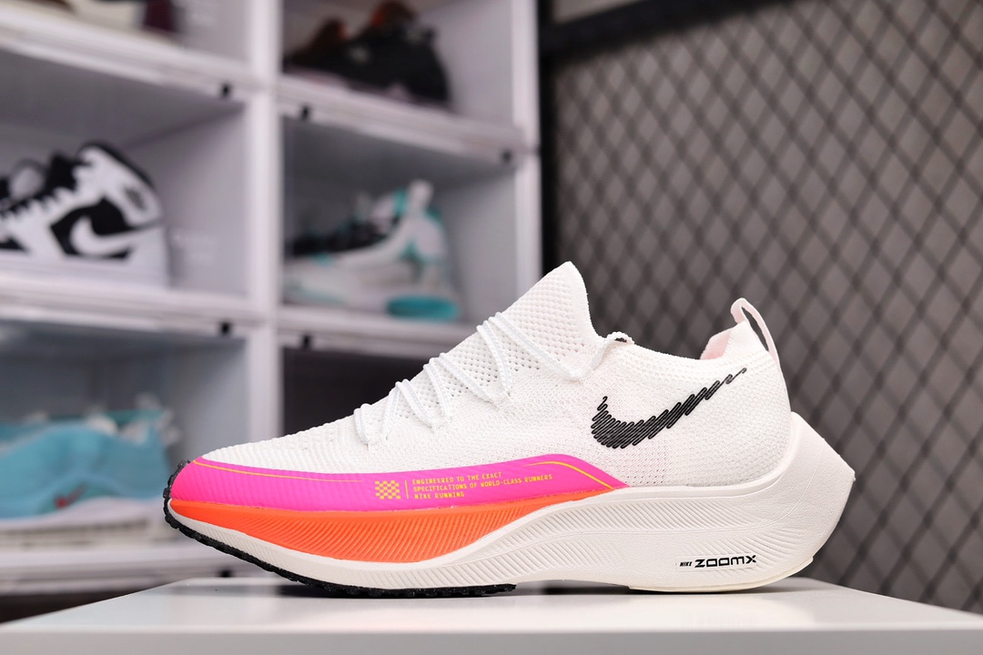 H0 NK ZoomX Vaporfly NEXT% 最强跑鞋 纯原公司级马拉松4代 这款新一代最强跑鞋在鞋面和鞋底都进行了全方位升级。鞋面使用了全新 Vaporweave 科技，这种类似蝉翼的材质相比 Flyknit 更加轻薄透气，更重要的是避免了鞋面吸收汗水和雨水，中底方面，除了延续全掌铲型碳板，中底 ZoomX 泡棉增容 15% 之多，形态上与 Vaporfly Elite 更为相似，但重量并没有增加