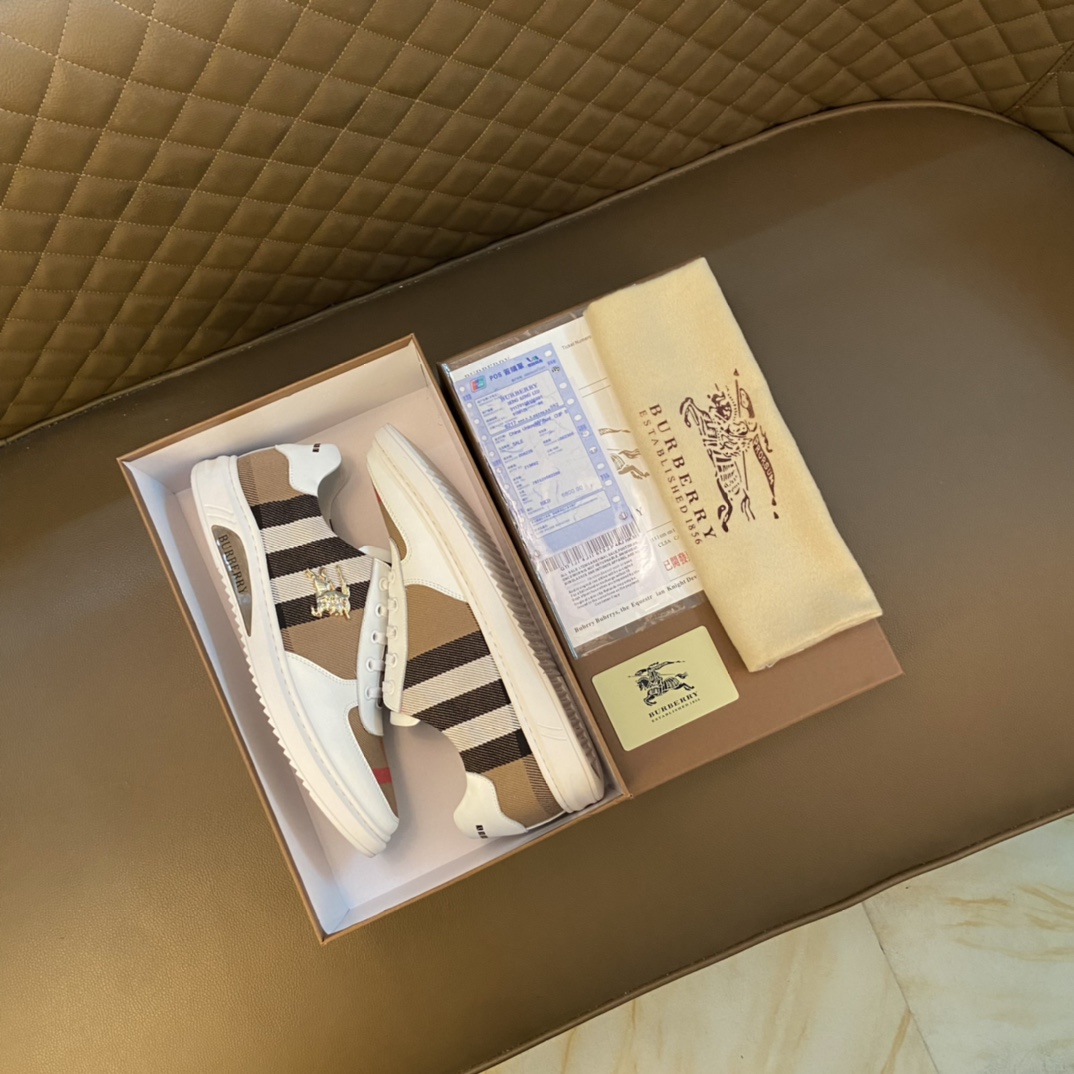 I5    Burberry 巴宝莉 经典休闲鞋2022休闲运动男鞋，懒人套脚板鞋 帆船鞋 全新米兰时装时尚的设计，完美做工，原版复刻 霸气花纹😍 材质：头层牛皮➕进口布料柔软舒适，羊皮鞋垫，适合户外青年跑步🏃户外司机驾车鞋 🚗套脚方便 懒人乐福首选原版橡胶耐磨大底，男鞋