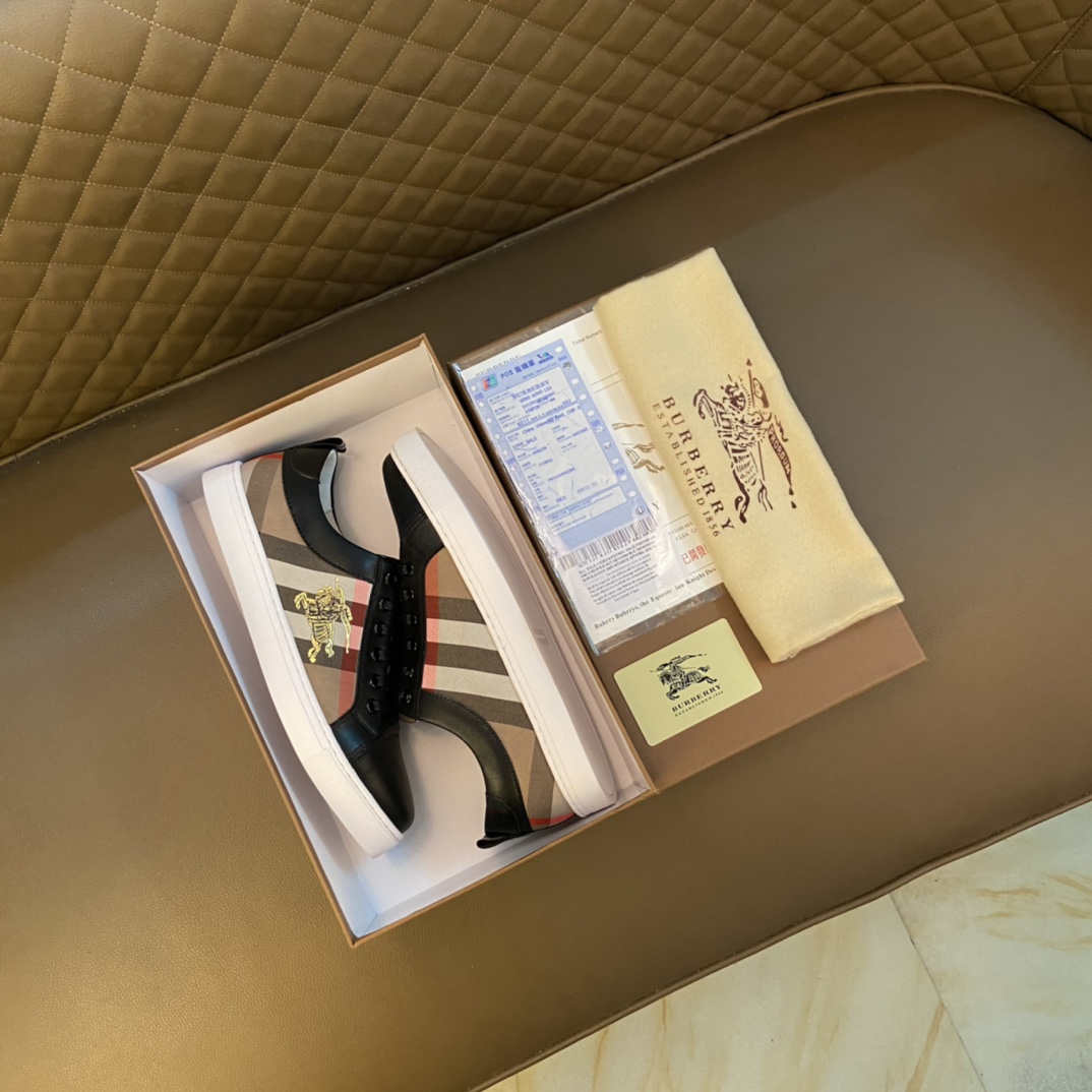 I5    Burberry 巴宝莉 经典休闲鞋2022休闲运动男鞋，懒人套脚板鞋 帆船鞋 全新米兰时装时尚的设计，完美做工，原版复刻 霸气花纹😍 材质：头层牛皮➕进口布料柔软舒适，羊皮鞋垫，适合户外青年跑步🏃户外司机驾车鞋 🚗套脚方便 懒人乐福首选原版橡胶耐磨大底，男鞋