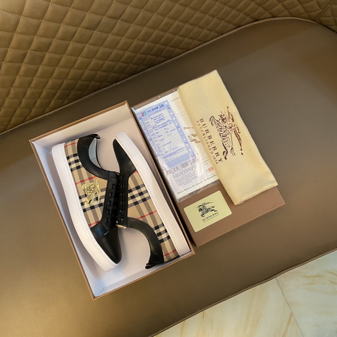 I5    Burberry 巴宝莉 经典休闲鞋2022休闲运动男鞋，懒人套脚板鞋 帆船鞋 全新米兰时装时尚的设计，完美做工，原版复刻 霸气花纹😍 材质：头层牛皮➕进口布料柔软舒适，羊皮鞋垫，适合户外青年跑步🏃户外司机驾车鞋 🚗套脚方便 懒人乐福首选原版橡胶耐磨大底，男鞋
