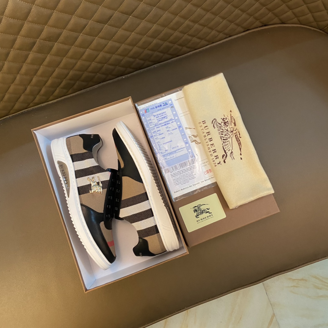 I5    Burberry 巴宝莉 经典休闲鞋2022休闲运动男鞋，懒人套脚板鞋 帆船鞋 全新米兰时装时尚的设计，完美做工，原版复刻 霸气花纹😍 材质：头层牛皮➕进口布料柔软舒适，羊皮鞋垫，适合户外青年跑步🏃户外司机驾车鞋 🚗套脚方便 懒人乐福首选原版橡胶耐磨大底，男鞋