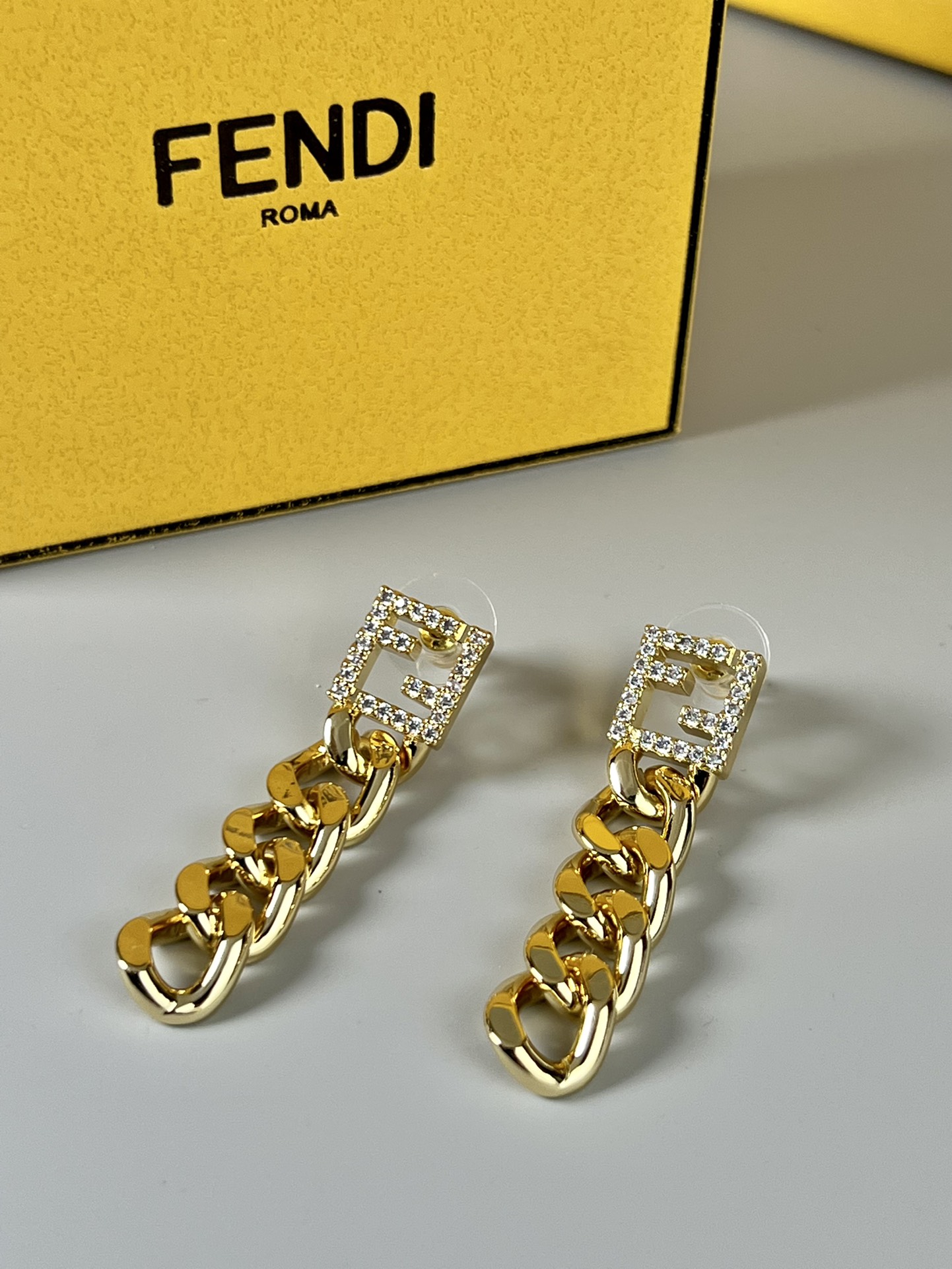 p275. Fendi, low-key and delicate little ear nails