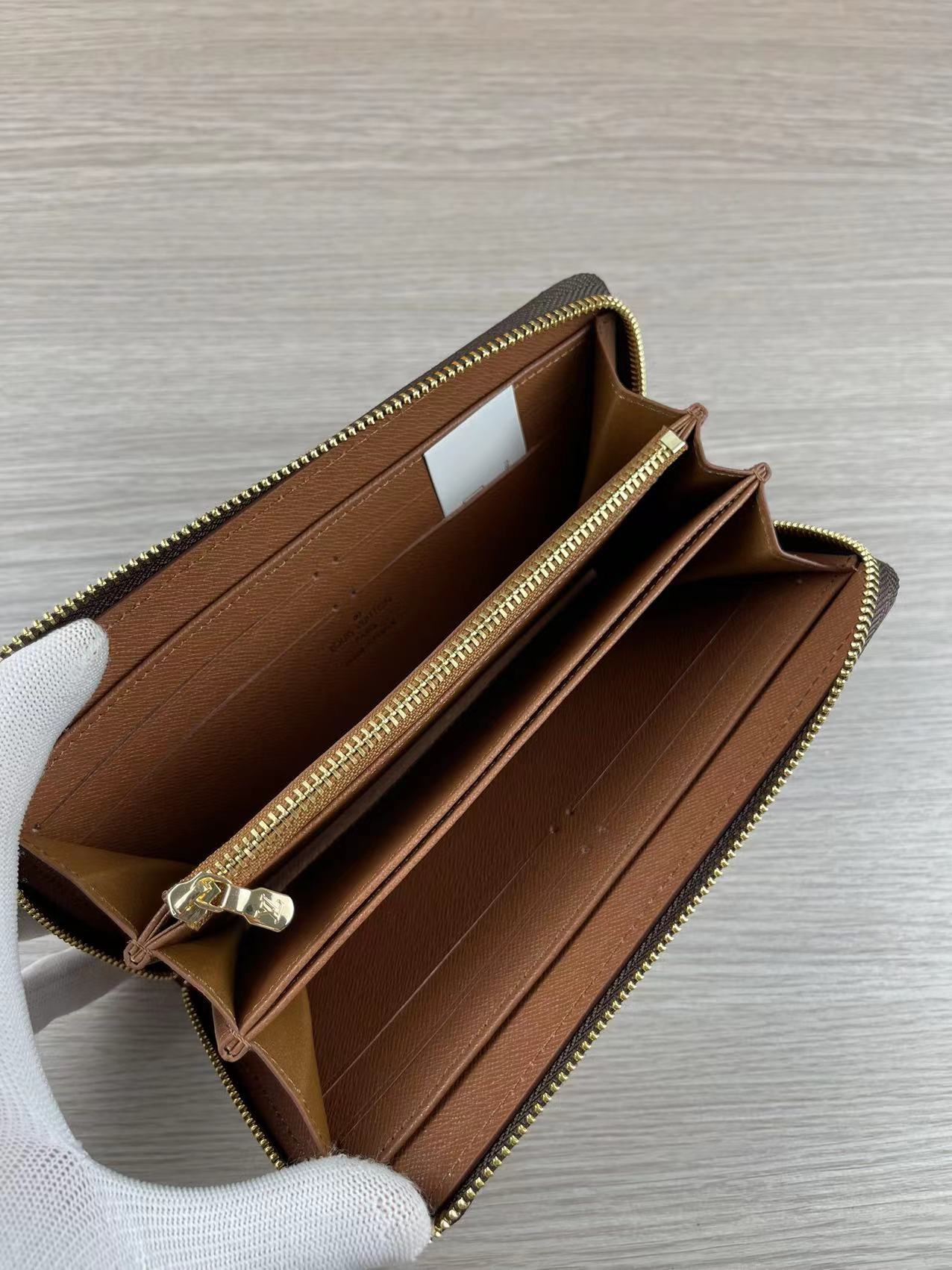 Classic leather wallet in different colors