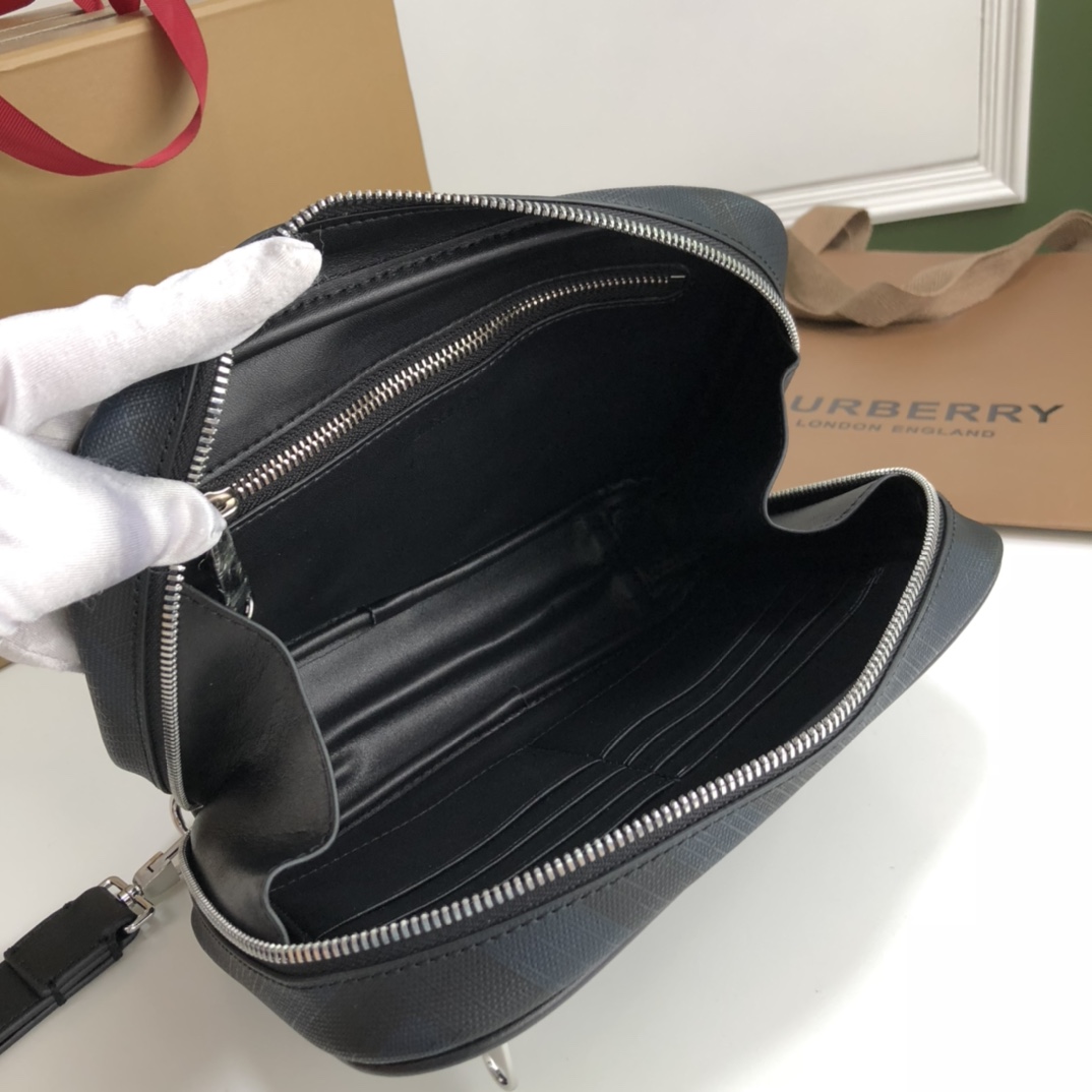 Burberry Check Pouch Black 22.5x5.5x15cm everyday