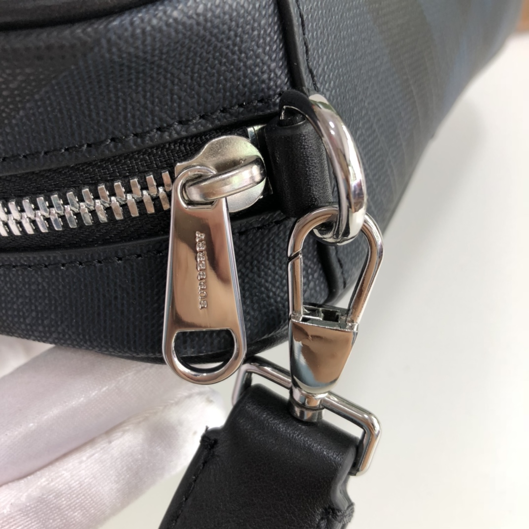 Burberry Check Pouch Black 22.5x5.5x15cm everyday