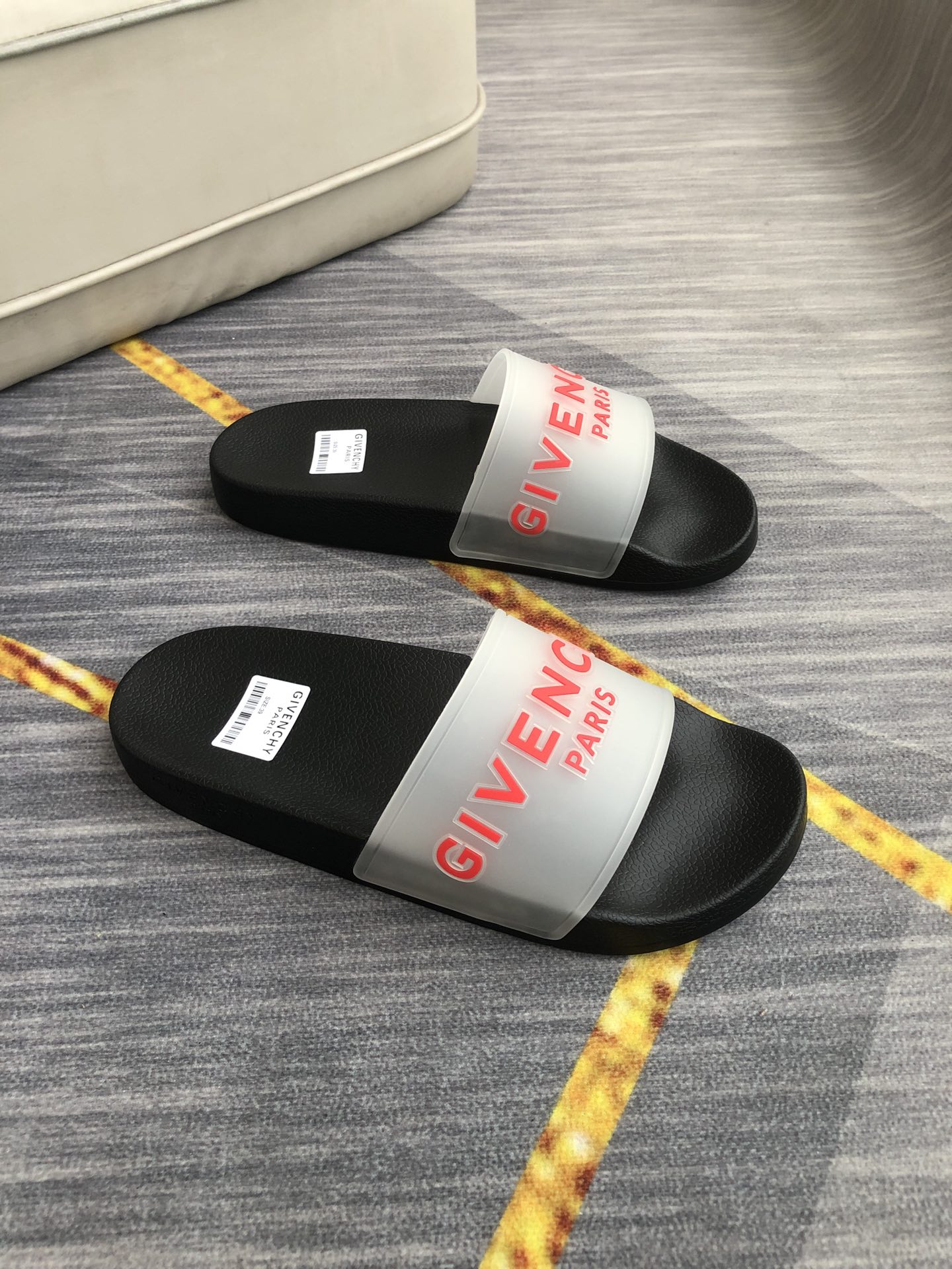 H0  情侣💑男女同款精致品质   纪梵希 Givenchy 男士休闲拖鞋 🎈鞋面进口胶片 品牌字母浮雕设计，时尚帅气，尊贵奢华，旅游居家不二之选🚗 👍情侣码35-45