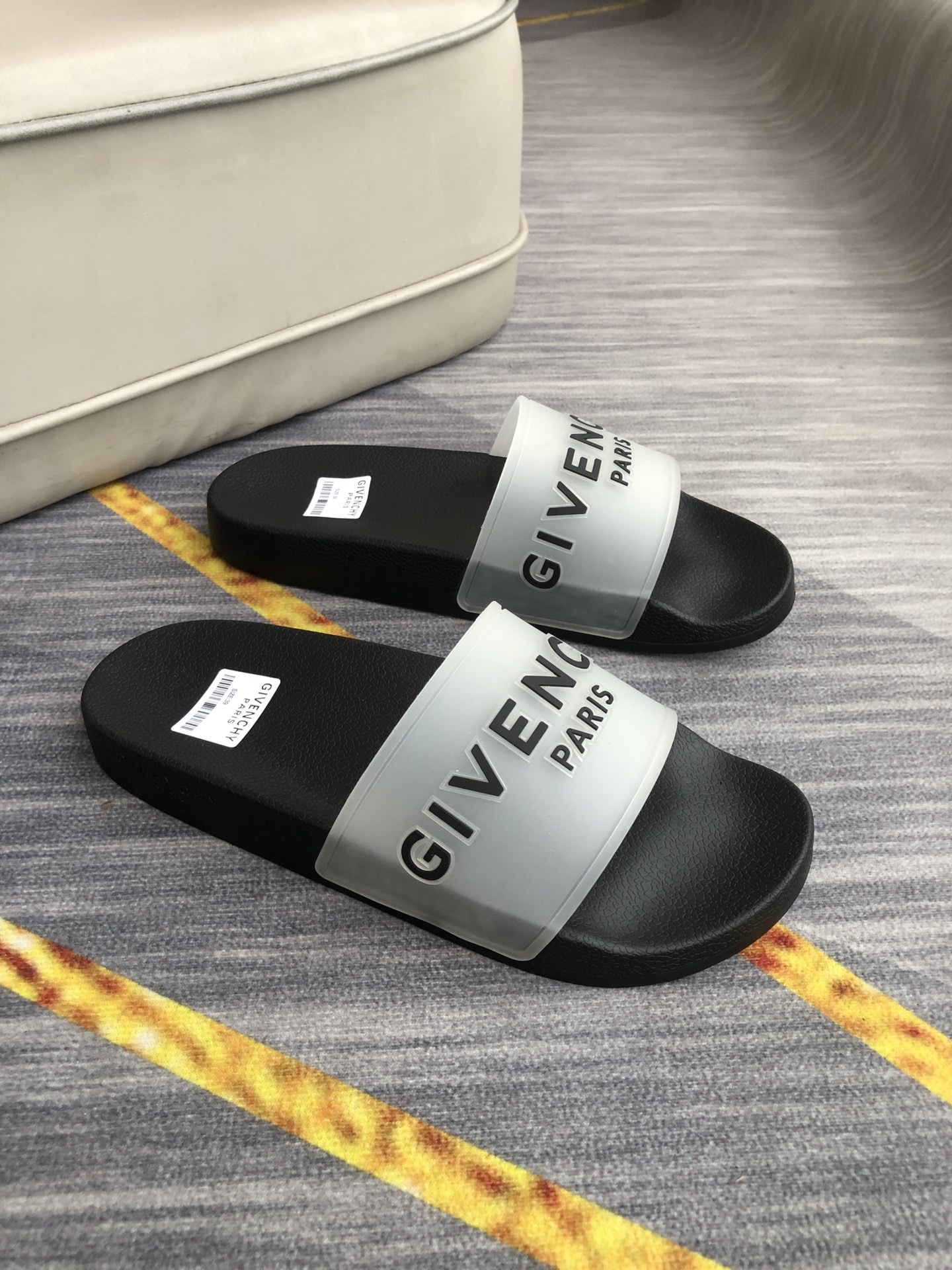 H0  情侣💑男女同款精致品质   纪梵希 Givenchy 男士休闲拖鞋 🎈鞋面进口胶片 品牌字母浮雕设计，时尚帅气，尊贵奢华，旅游居家不二之选🚗 👍情侣码35-45