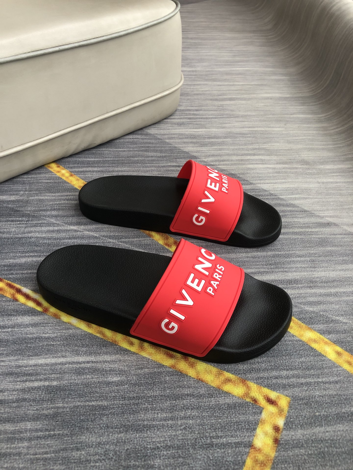 H0  情侣💑男女同款精致品质   纪梵希 Givenchy 男士休闲拖鞋 🎈鞋面进口胶片 品牌字母浮雕设计，时尚帅气，尊贵奢华，旅游居家不二之选🚗 👍情侣码35-45