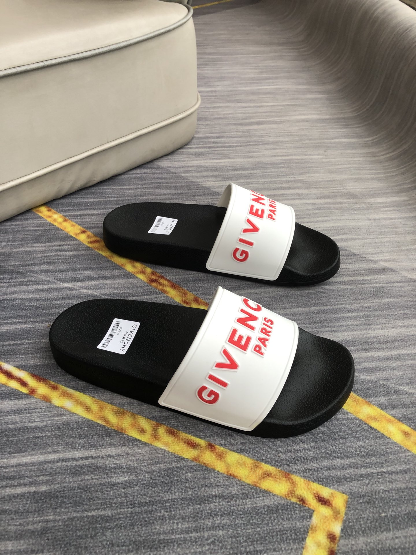 H0  情侣💑男女同款精致品质   纪梵希 Givenchy 男士休闲拖鞋 🎈鞋面进口胶片 品牌字母浮雕设计，时尚帅气，尊贵奢华，旅游居家不二之选🚗 👍情侣码35-45