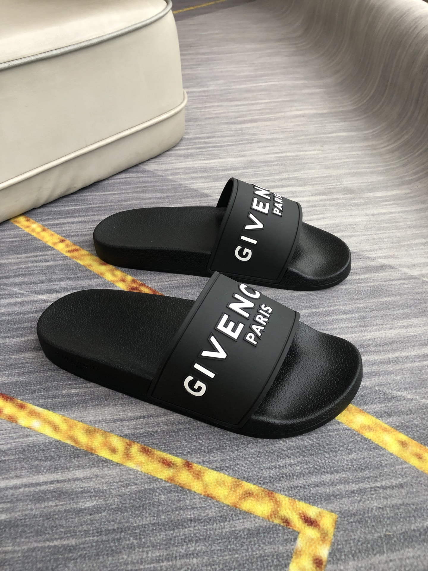 H0  情侣💑男女同款精致品质   纪梵希 Givenchy 男士休闲拖鞋 🎈鞋面进口胶片 品牌字母浮雕设计，时尚帅气，尊贵奢华，旅游居家不二之选🚗 👍情侣码35-45